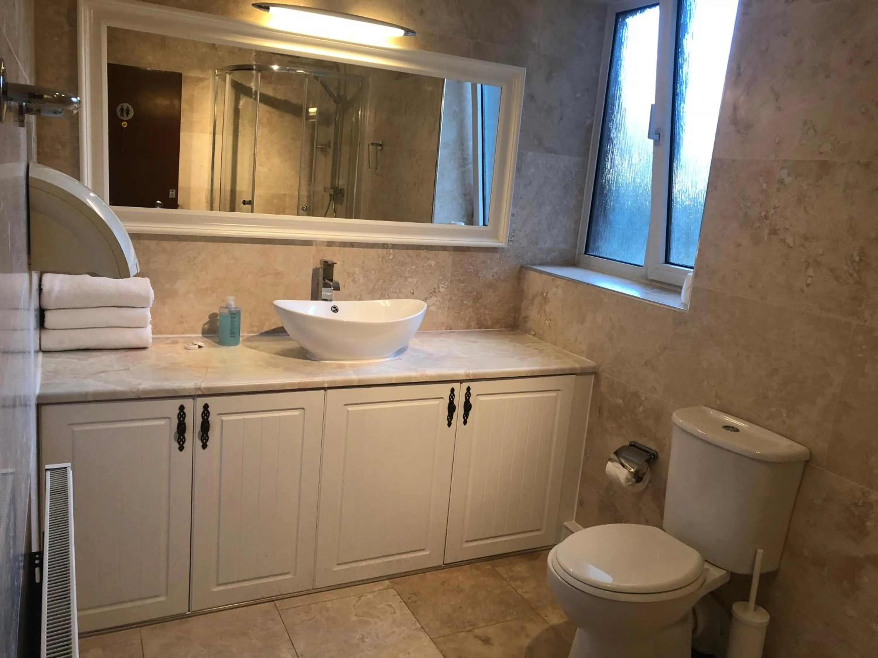 Bathroom in Gatwick Inn Hotel - For A Peaceful Overnight Stay