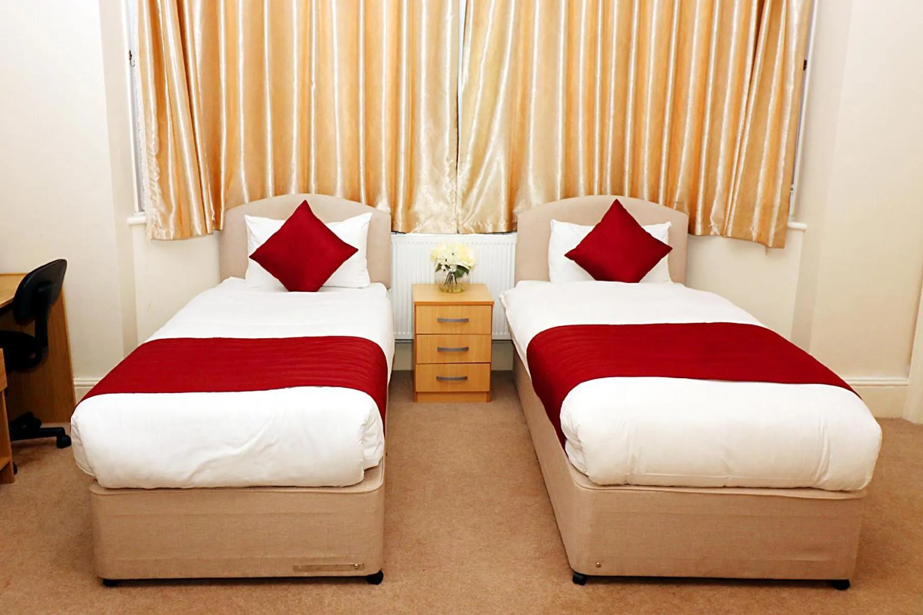 Bed in Gatwick Inn Hotel - For A Peaceful Overnight Stay