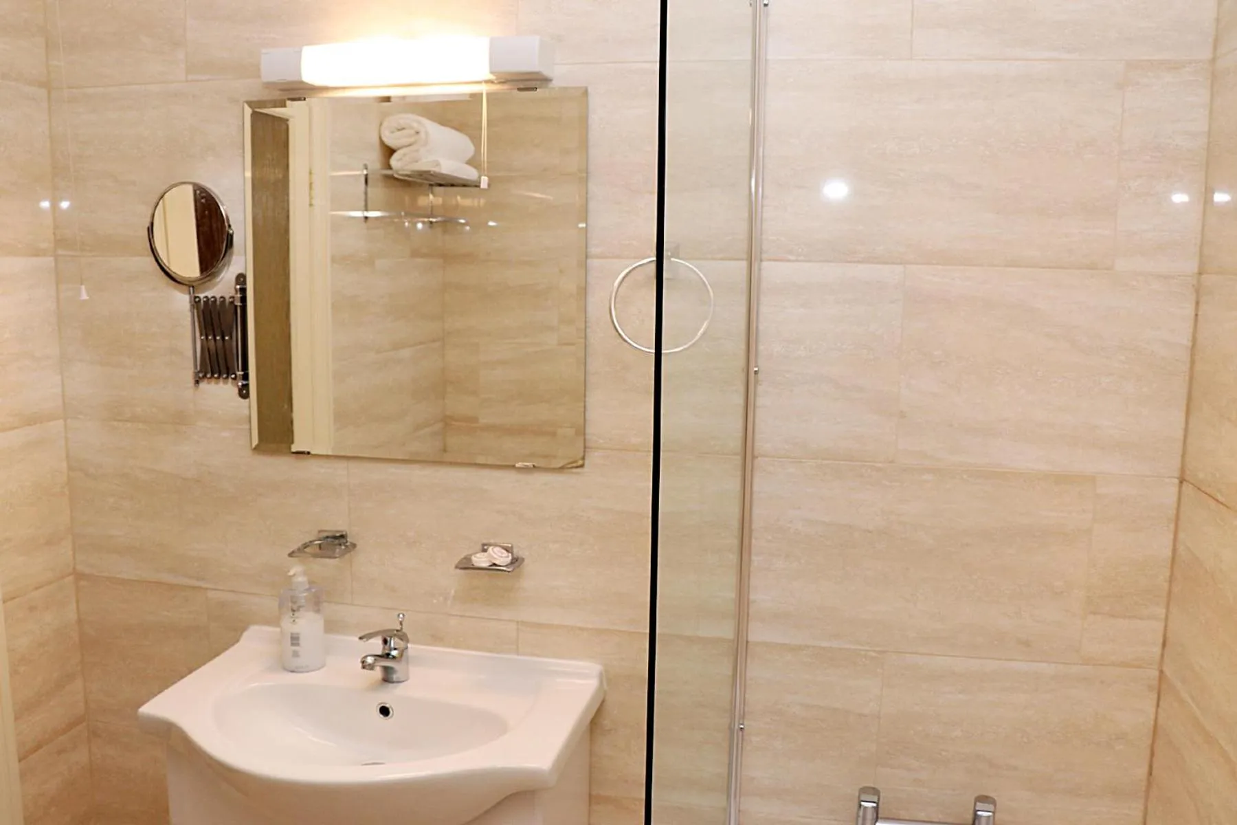 Bathroom in Gatwick Inn Hotel - For A Peaceful Overnight Stay