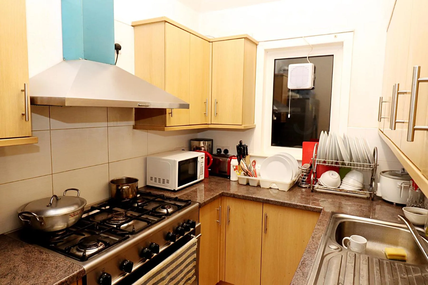 Kitchen/Kitchenette in Gatwick Inn Hotel - For A Peaceful Overnight Stay