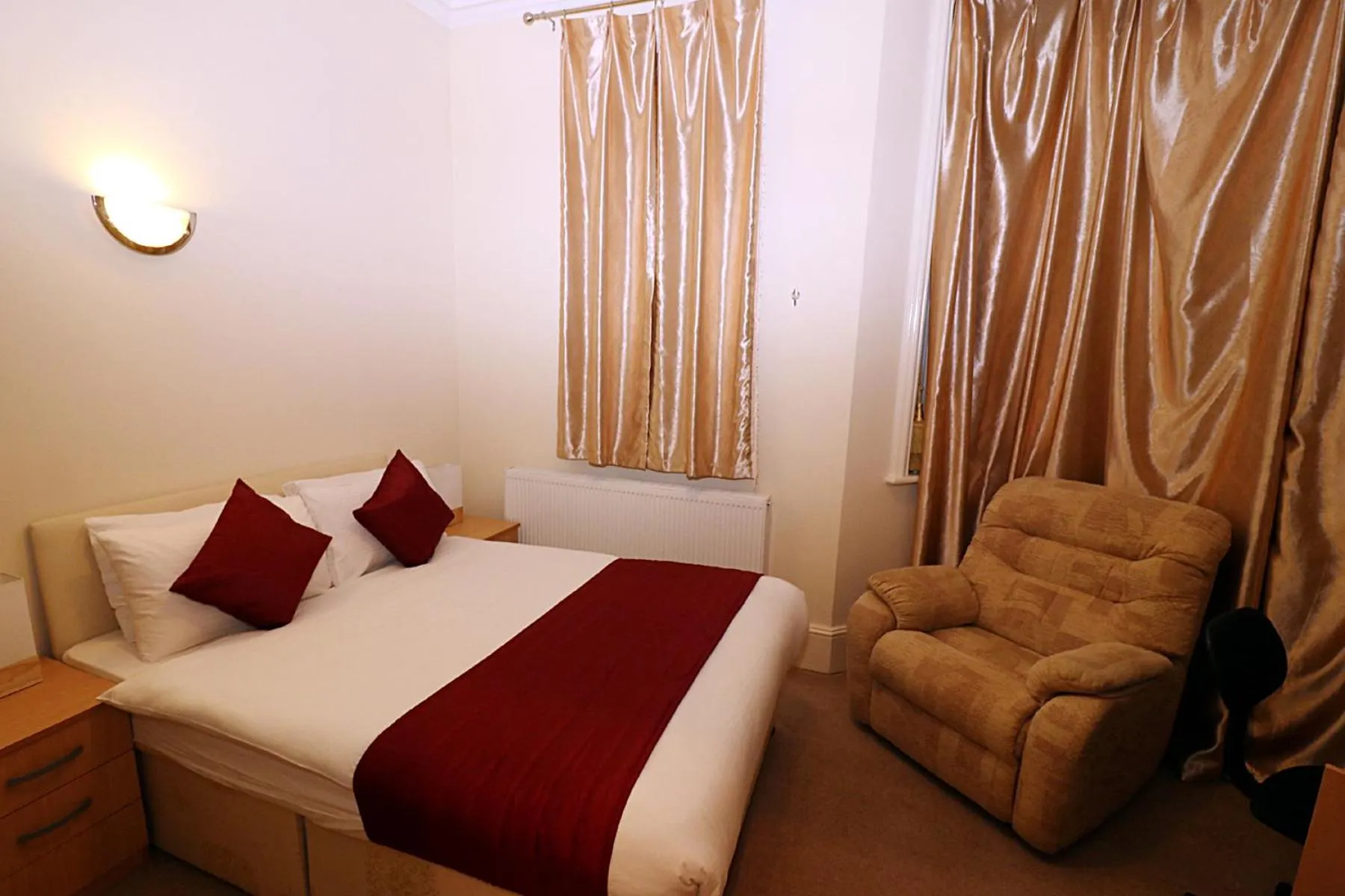 Bed in Gatwick Inn Hotel - For A Peaceful Overnight Stay