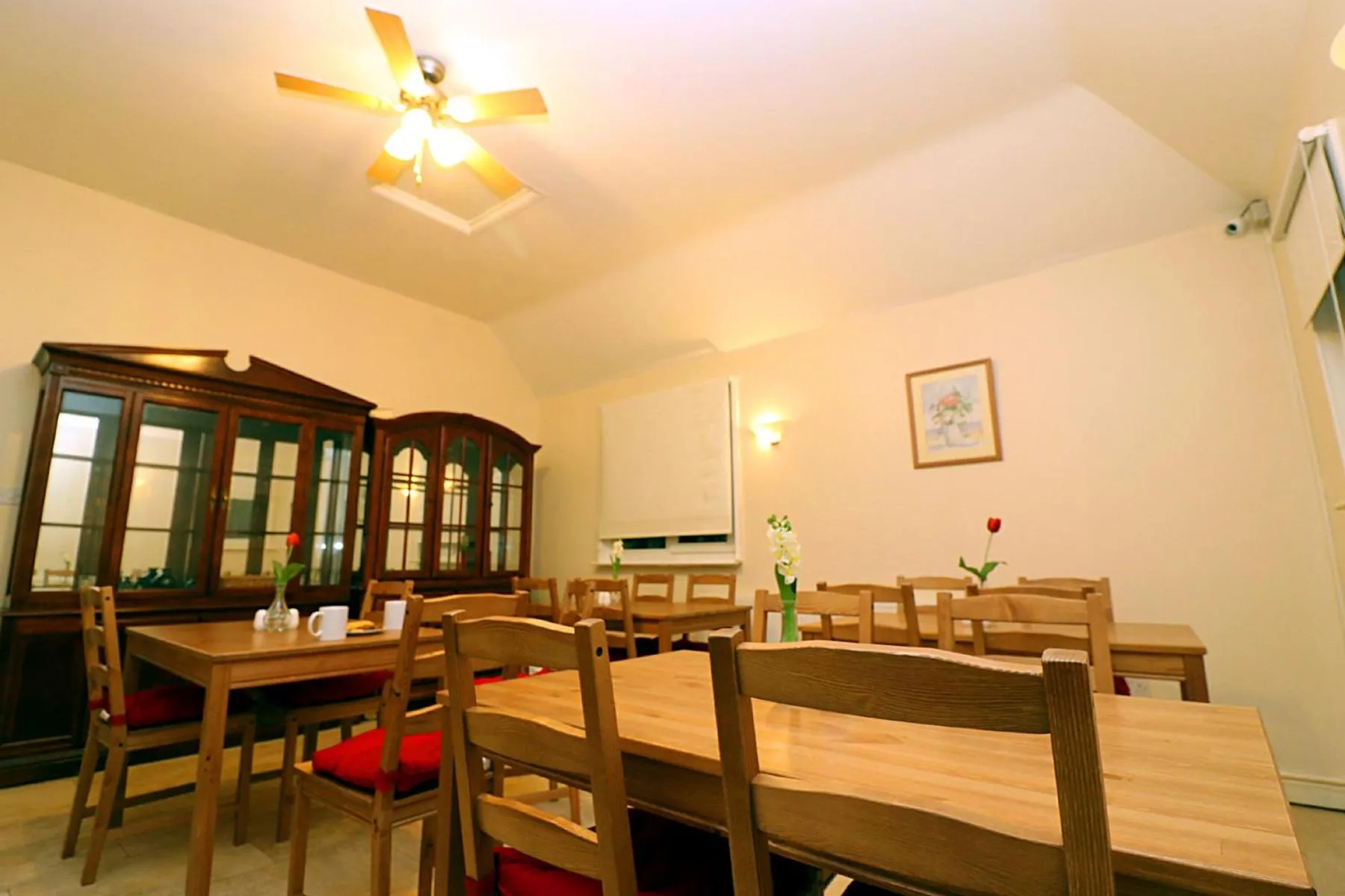 Continental breakfast, Restaurant/Places to Eat in Gatwick Inn Hotel - For A Peaceful Overnight Stay