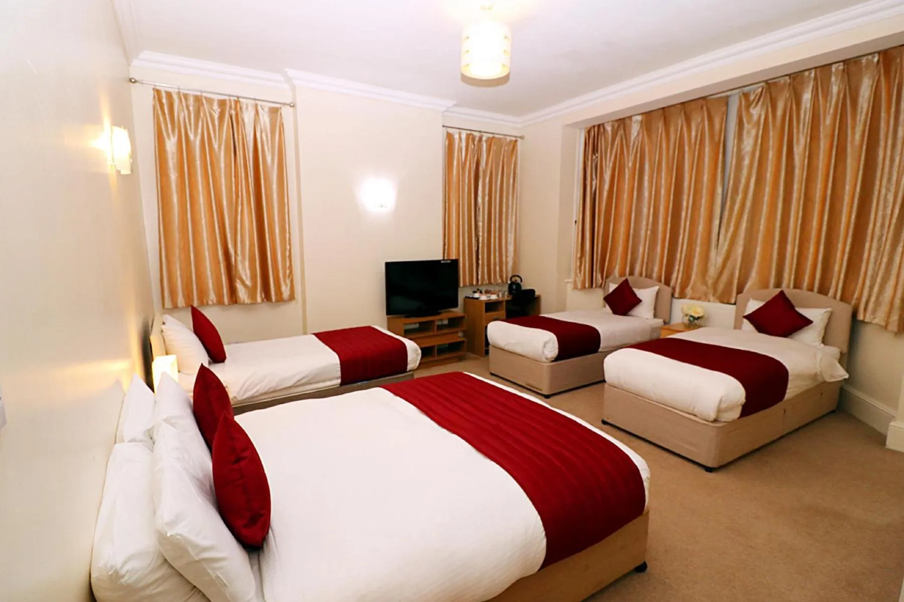 Bed in Gatwick Inn Hotel - For A Peaceful Overnight Stay