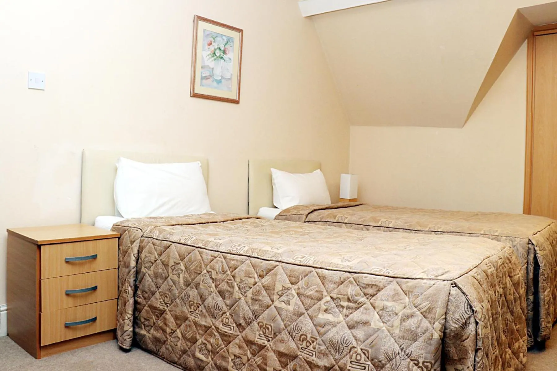 Bed in Gatwick Inn Hotel - For A Peaceful Overnight Stay