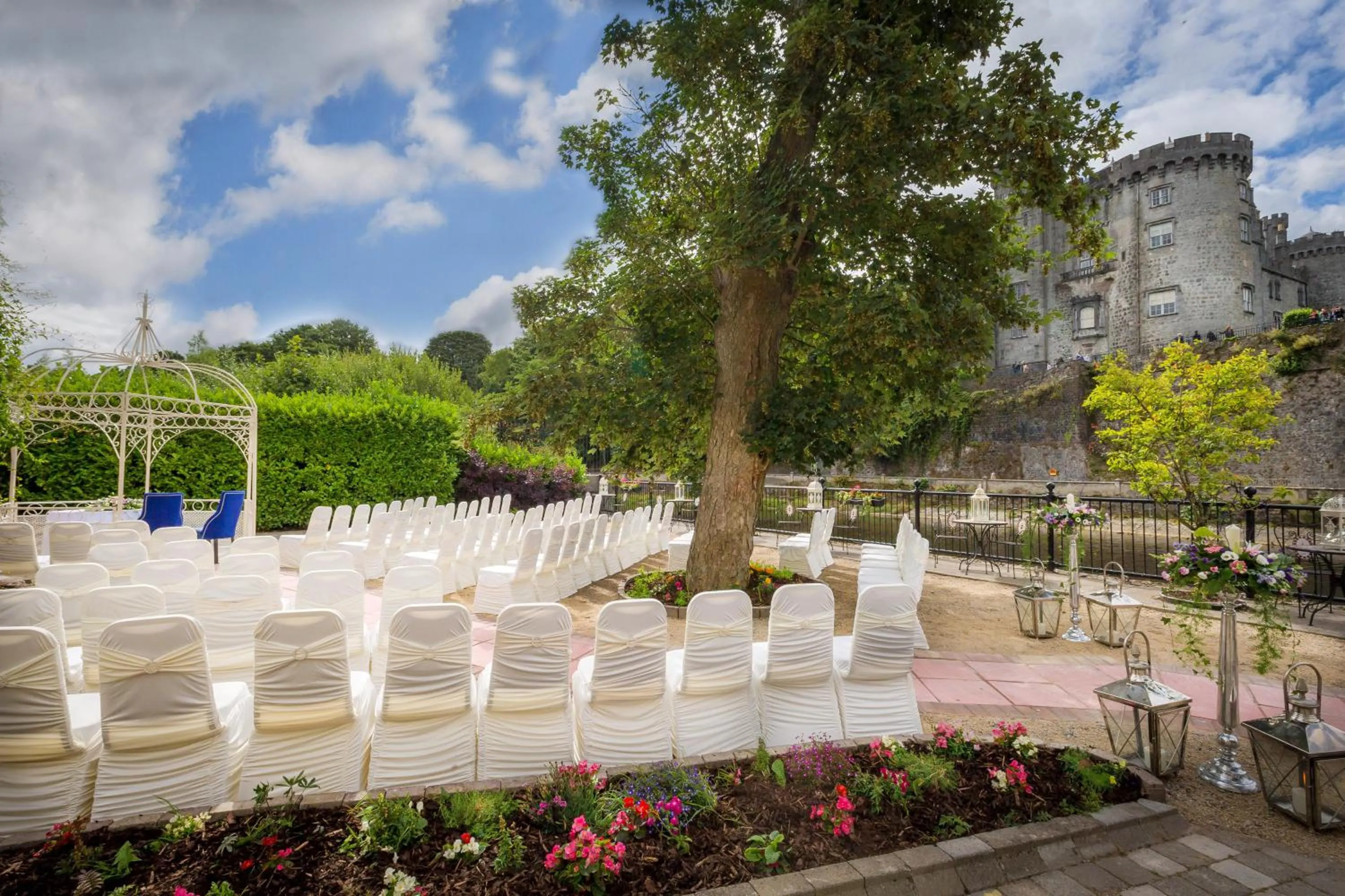Patio in Kilkenny River Court Hotel