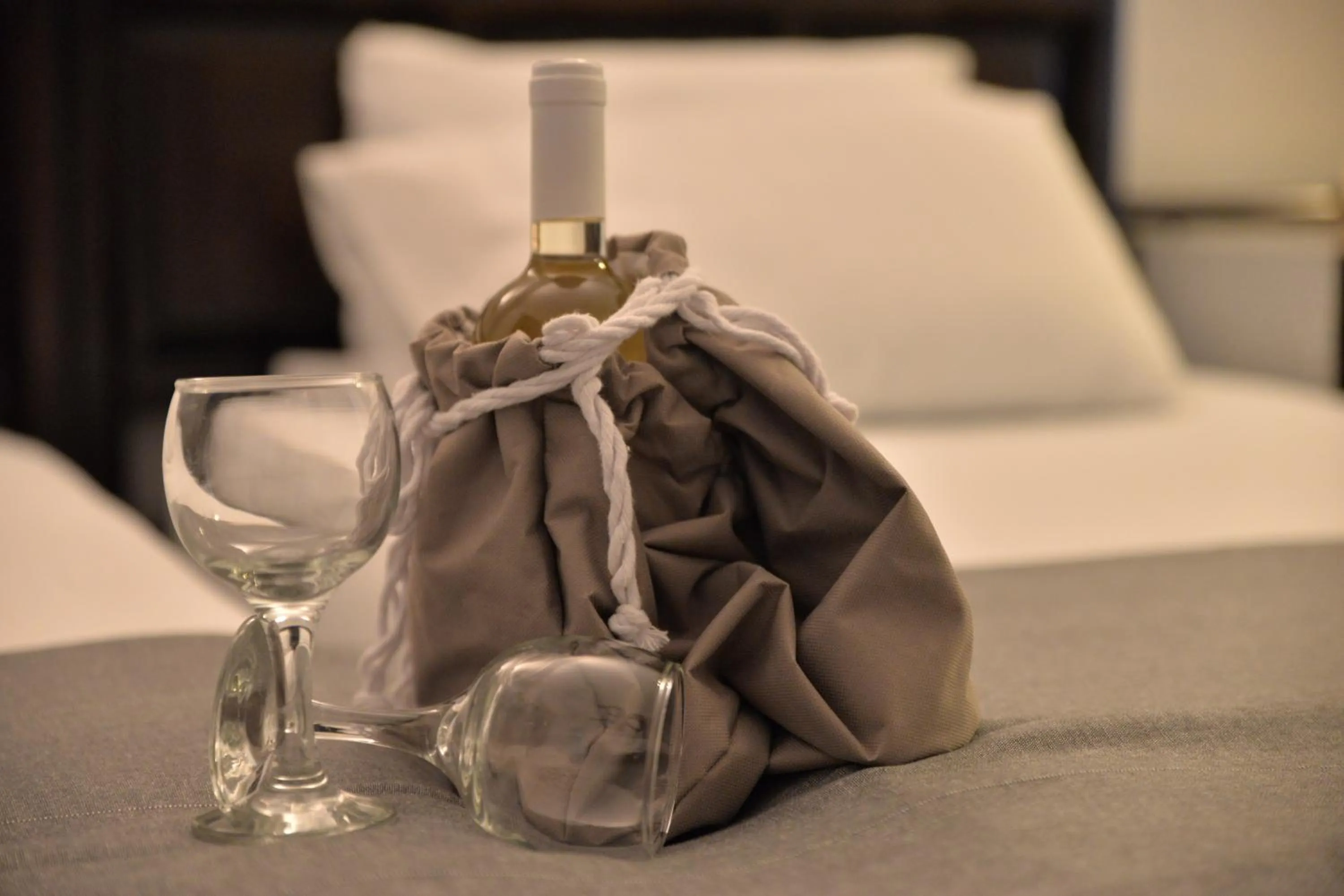 Alcoholic drinks, Bed in Hotel Anna Apartments