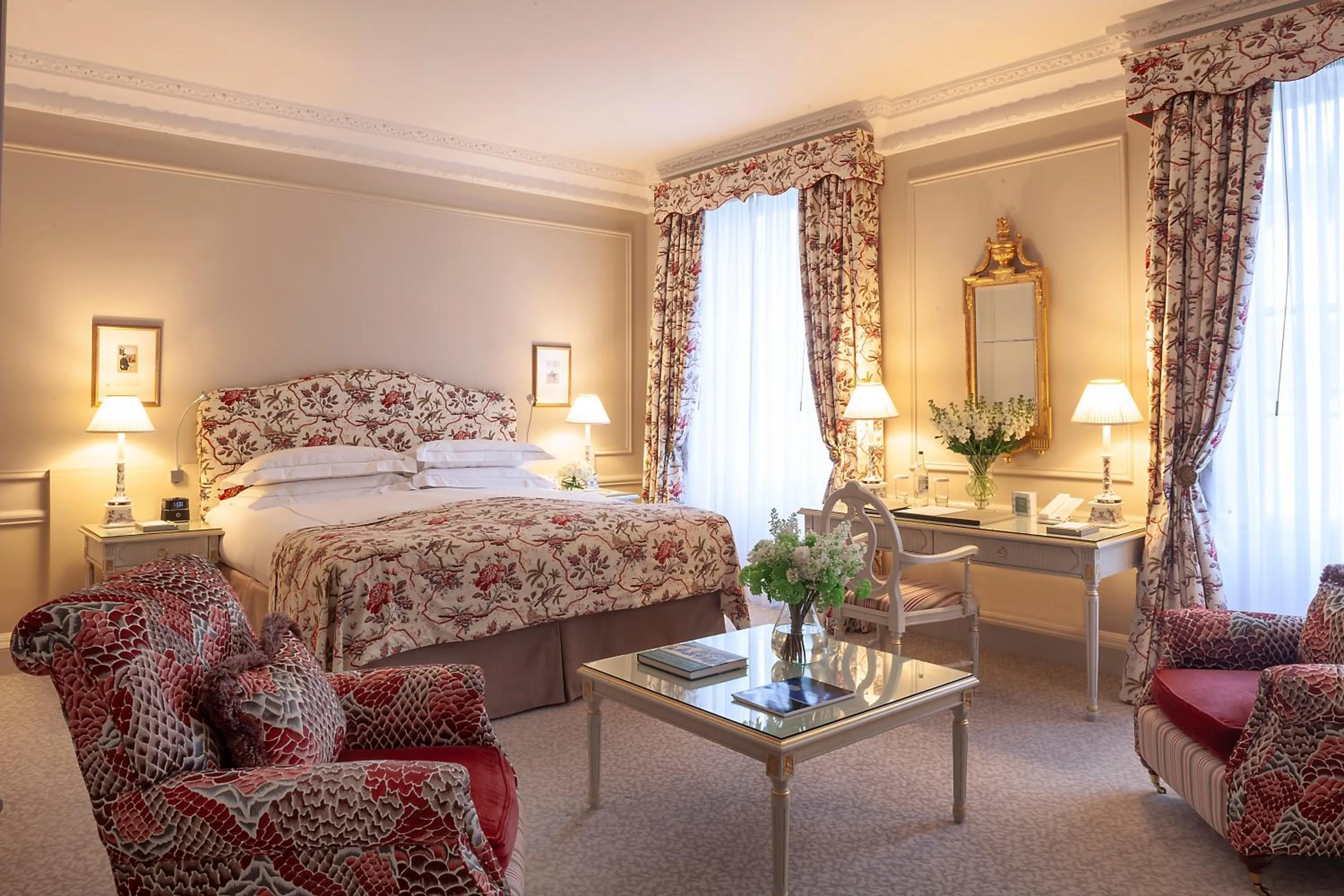 Living room, Bed in The Merrion Hotel