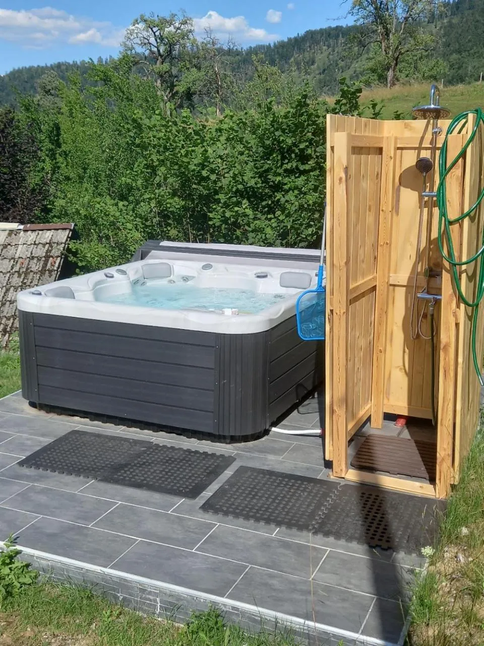 Hot Tub in Apartments Tubej
