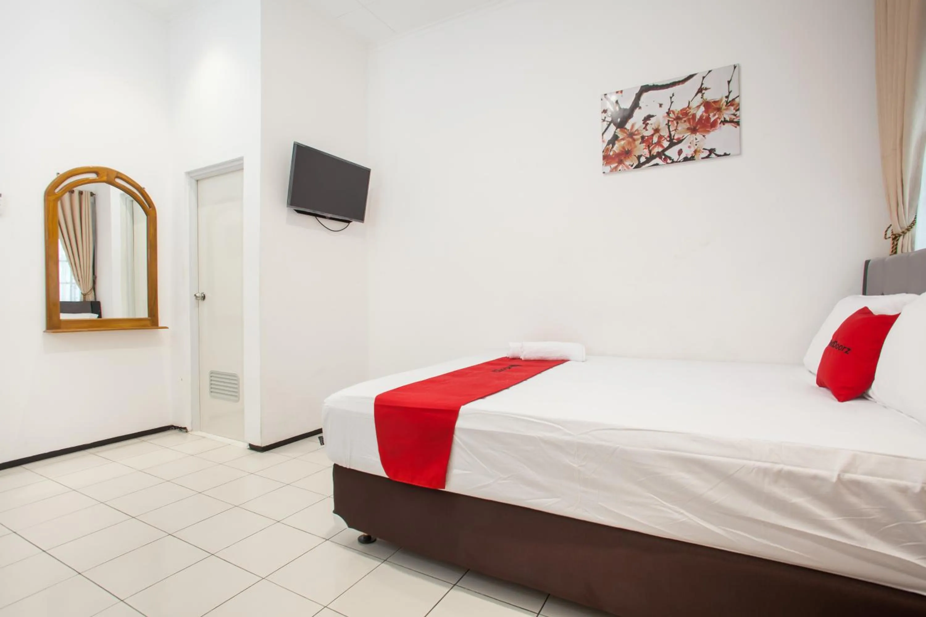 Bedroom, Bed in RedDoorz near Sanan Malang