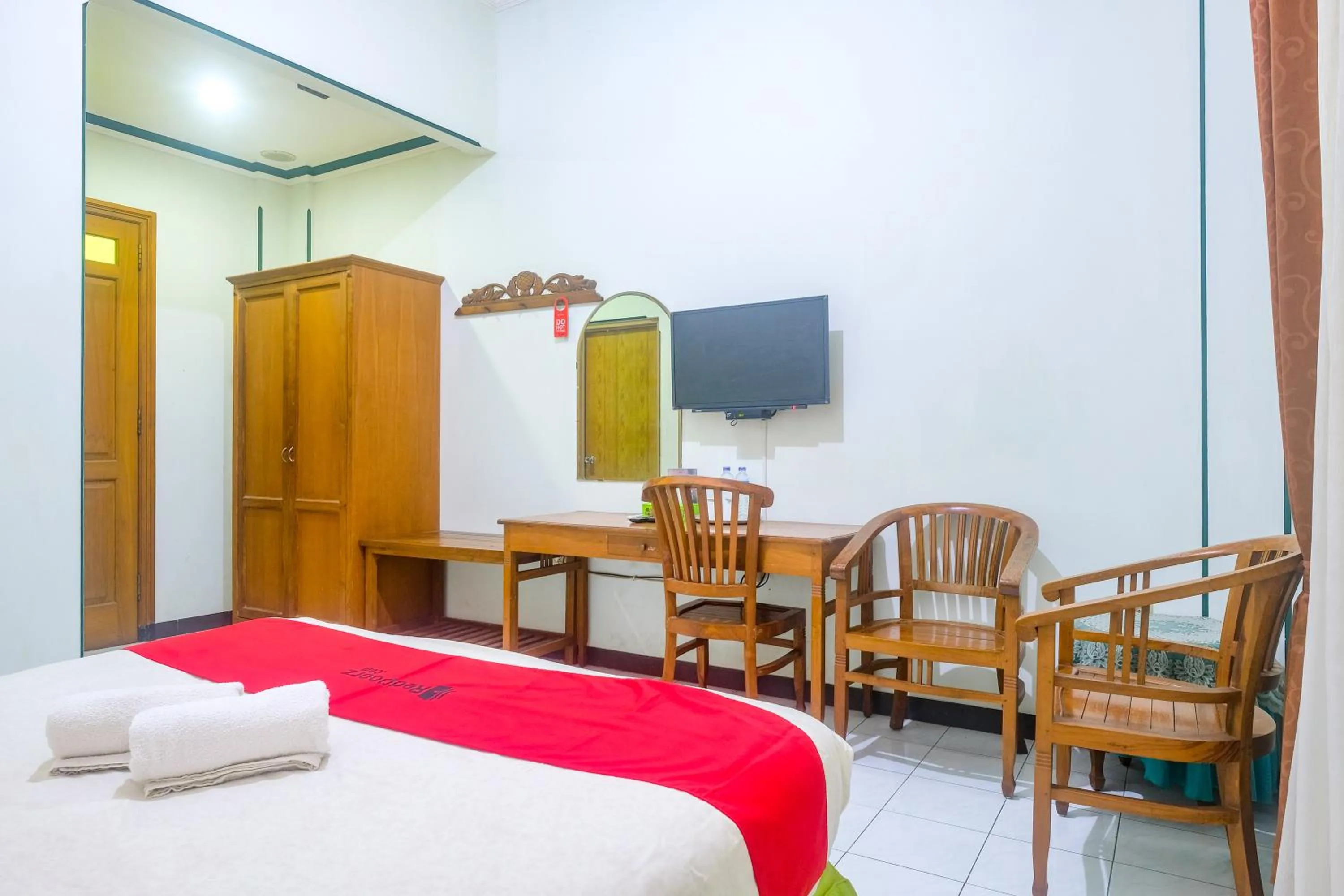 Bedroom, Bed in RedDoorz near XT Square Yogyakarta
