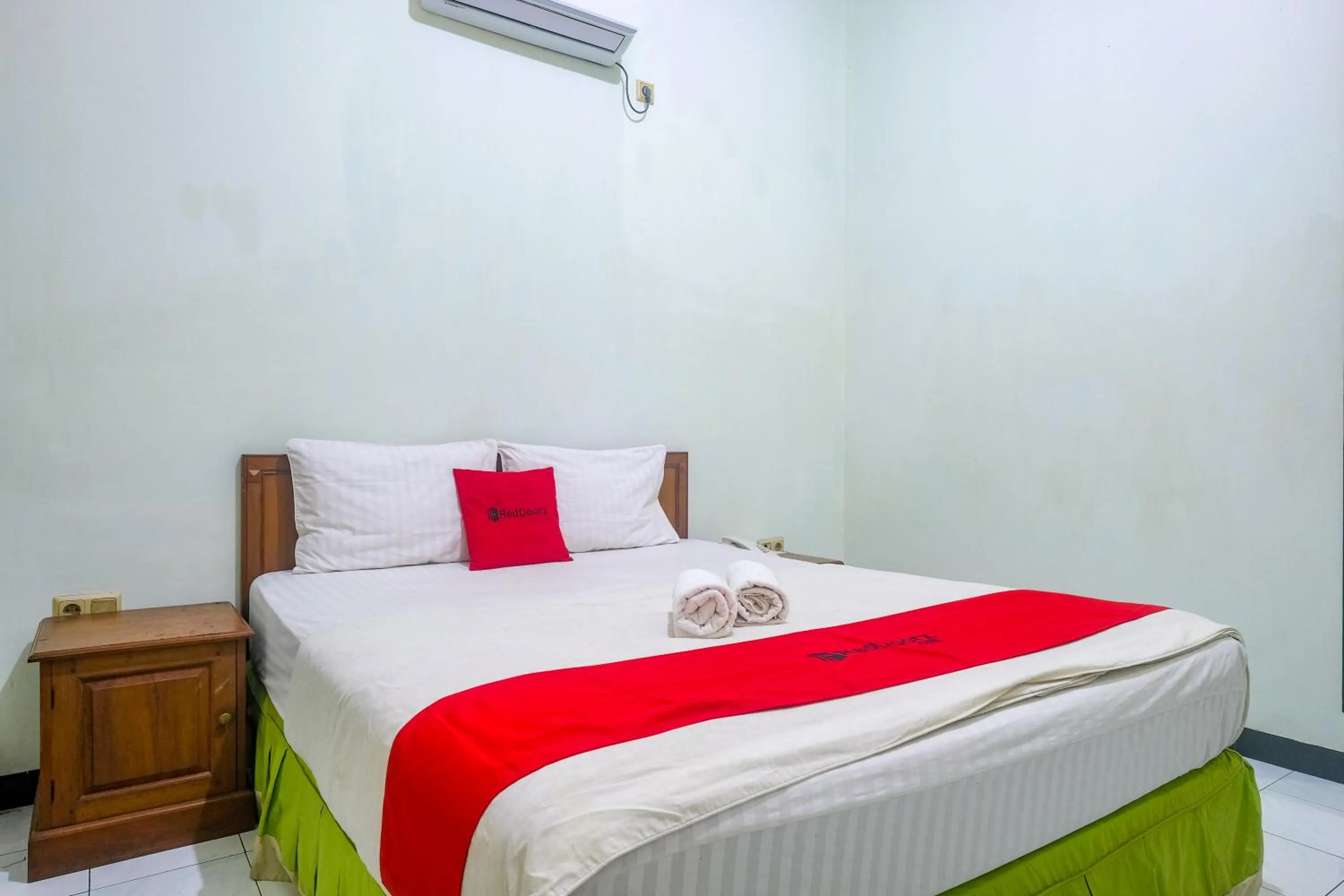 Bedroom, Bed in RedDoorz near XT Square Yogyakarta