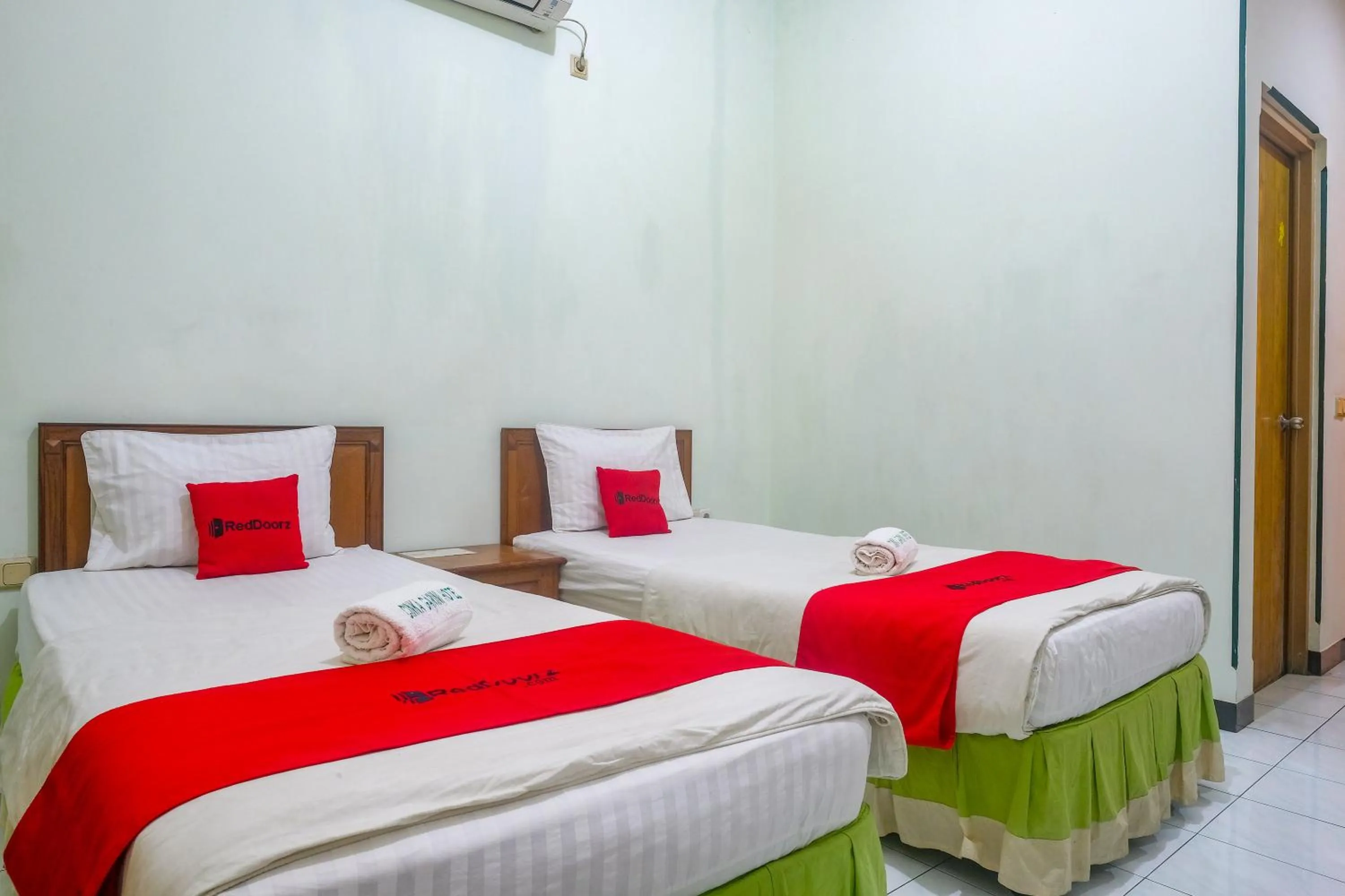 Bedroom, Bed in RedDoorz near XT Square Yogyakarta