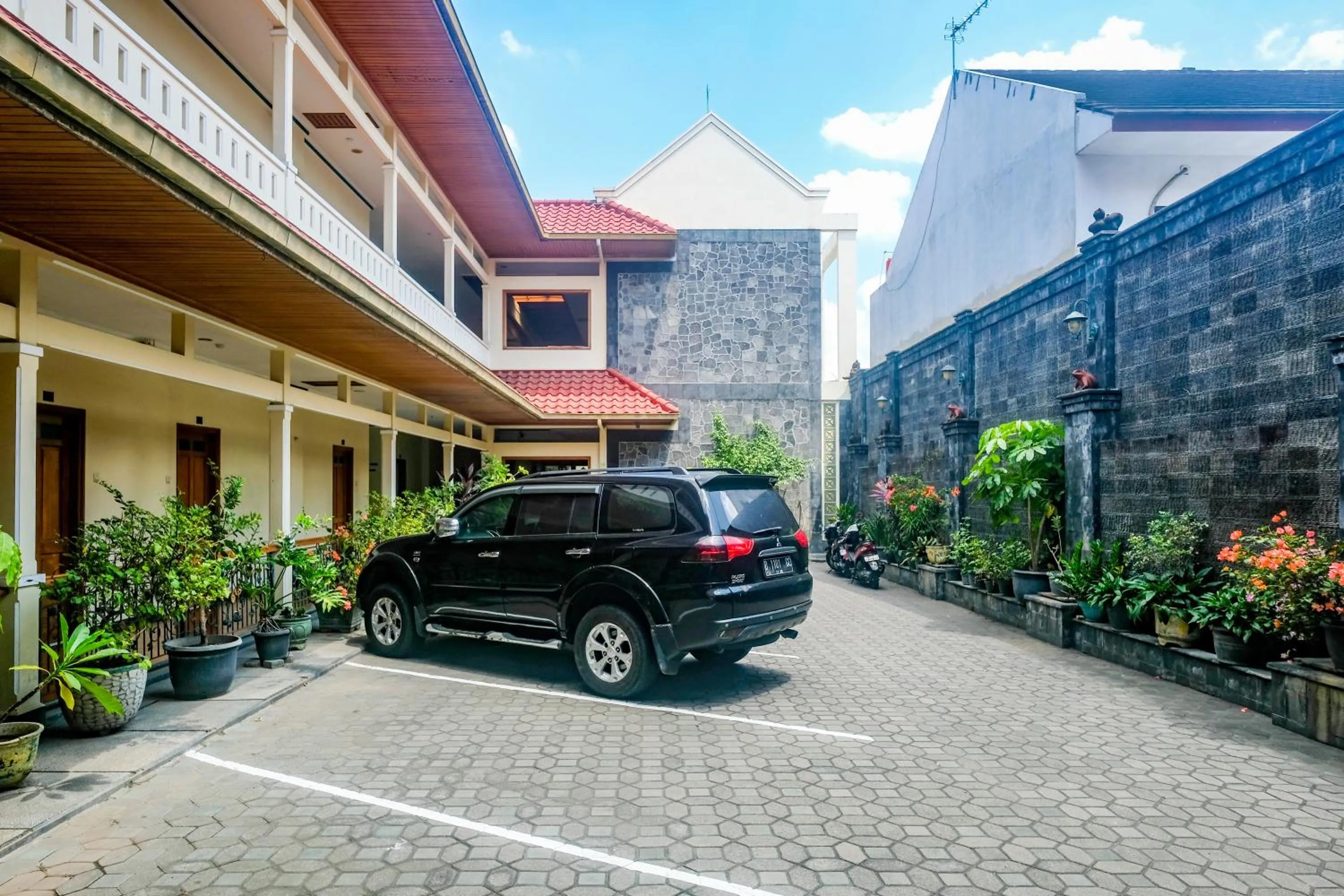 Parking in RedDoorz near XT Square Yogyakarta