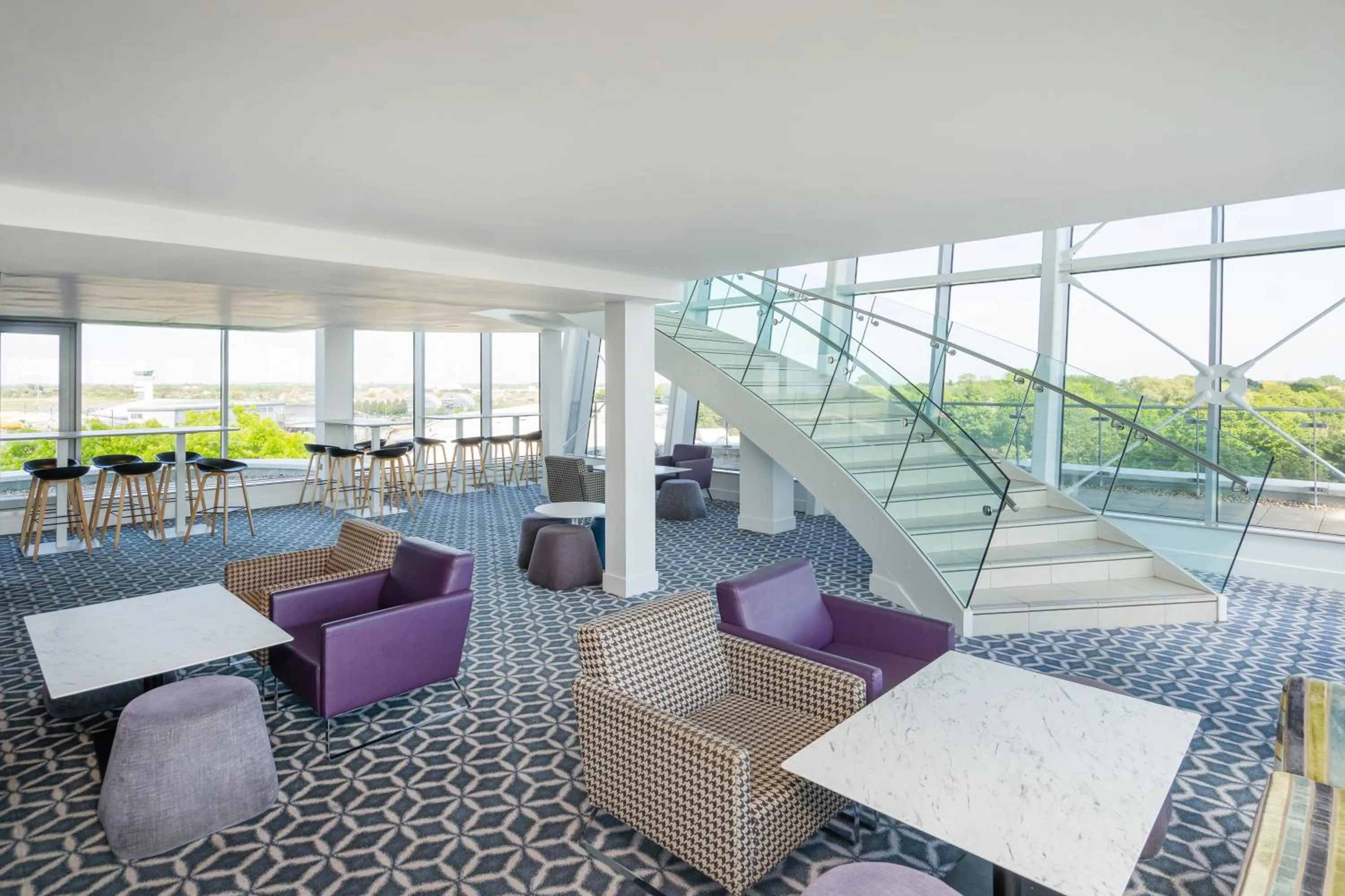 Lounge or bar in Holiday Inn Southend by IHG