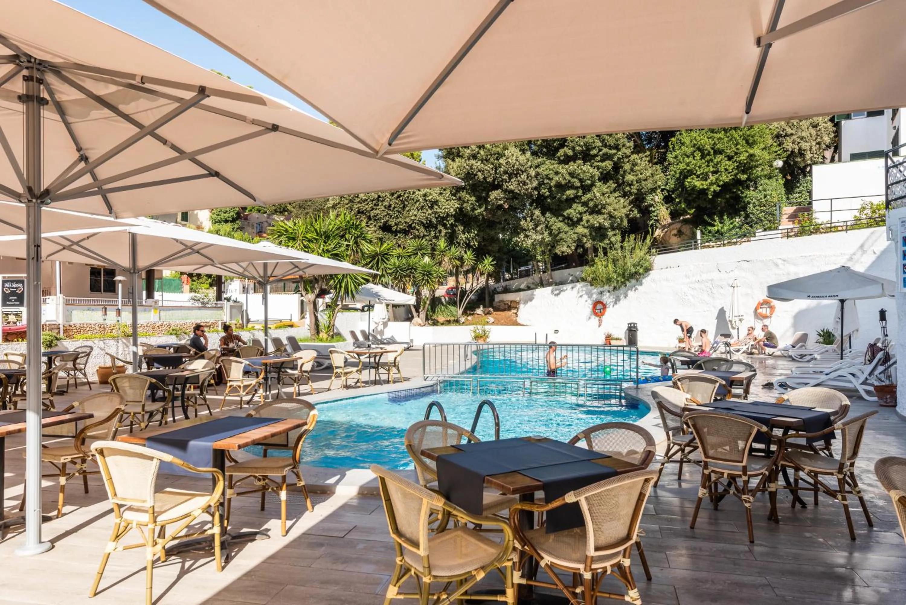 Restaurant/places to eat in Apartamentos Alta Galdana