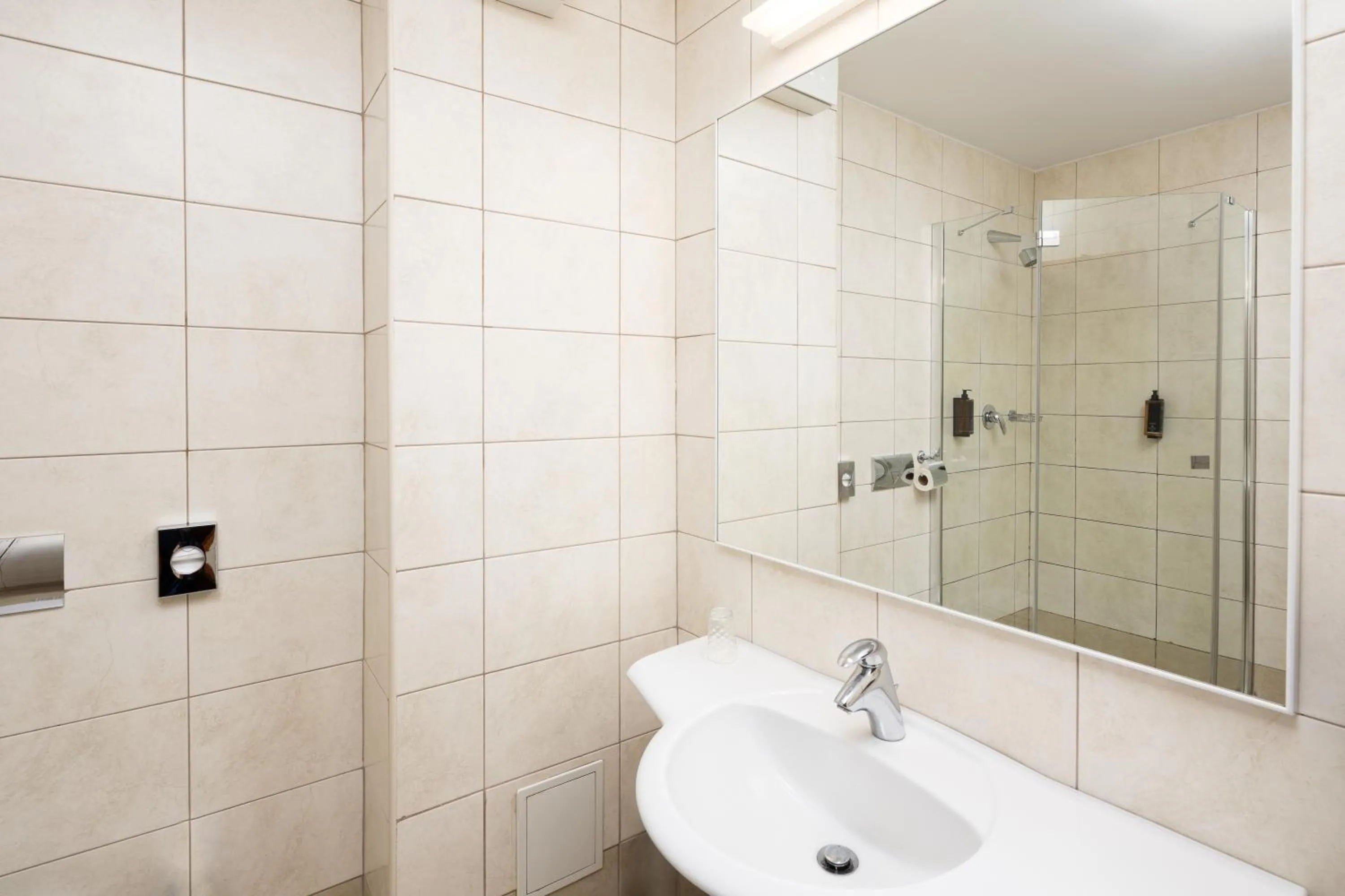 Toilet in Mercure Sibiu Airport