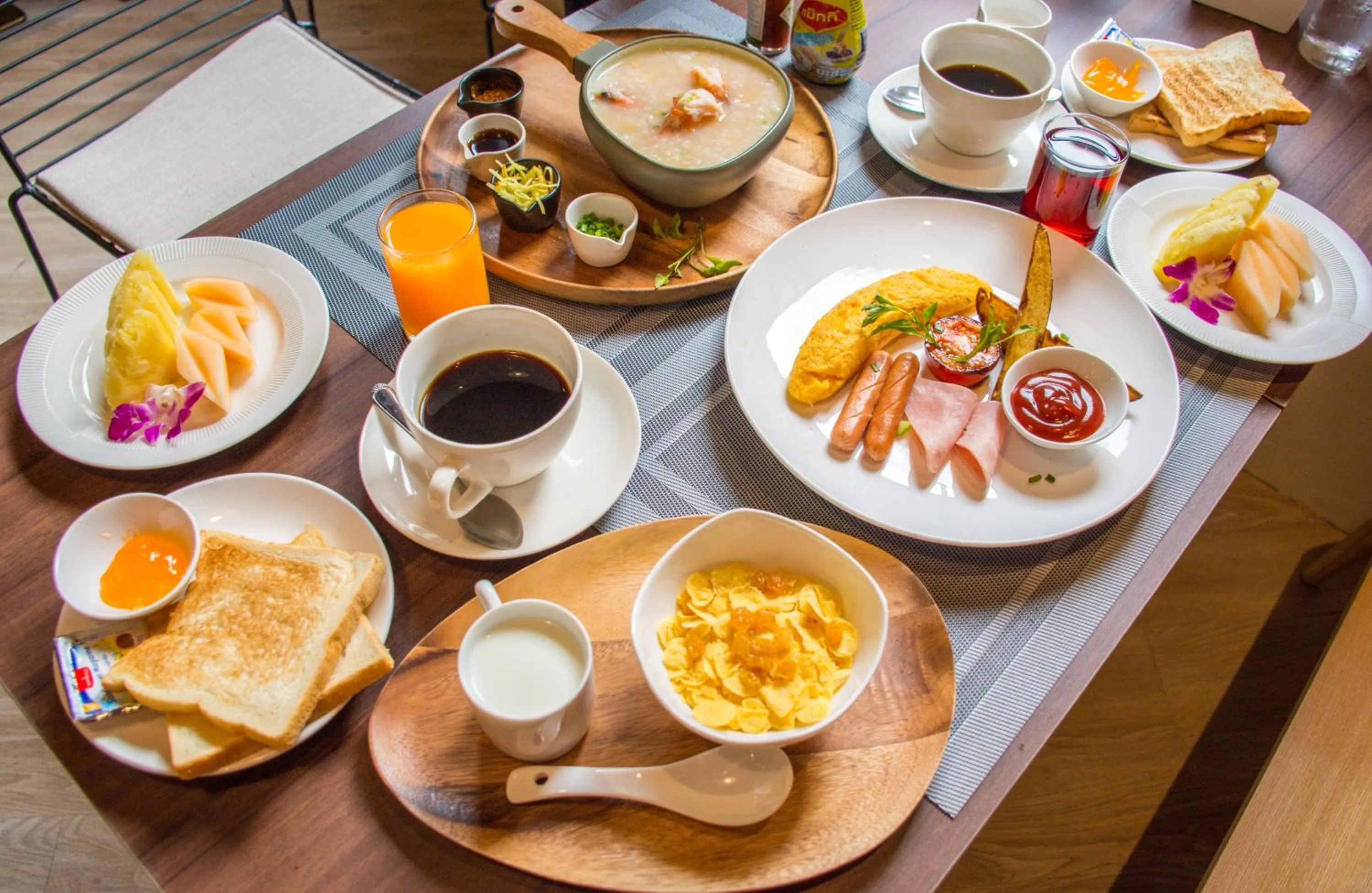 Food and drinks in SureStay By Best Western Iconic Suvarnabhumi