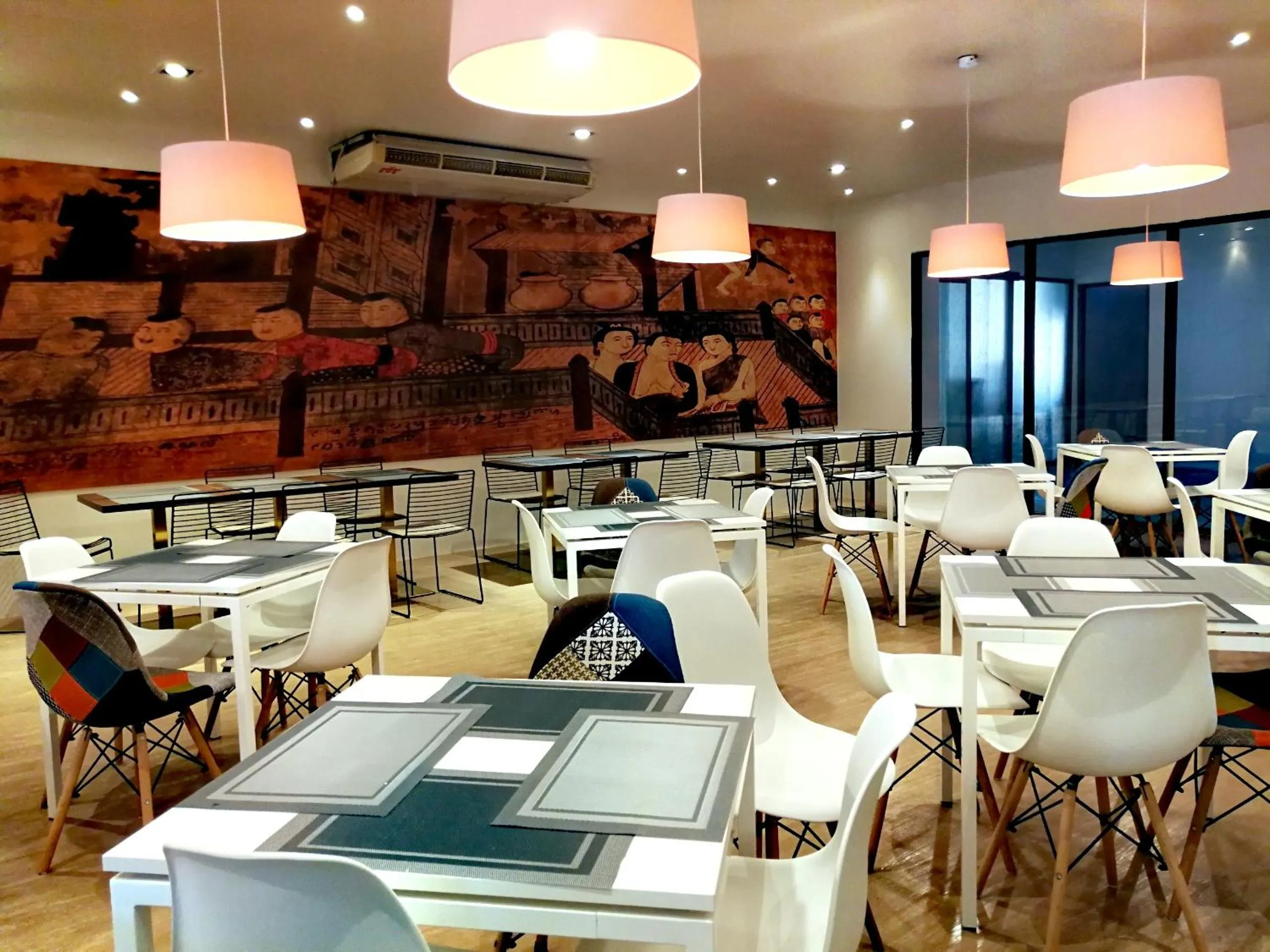 Restaurant/places to eat in SureStay By Best Western Iconic Suvarnabhumi