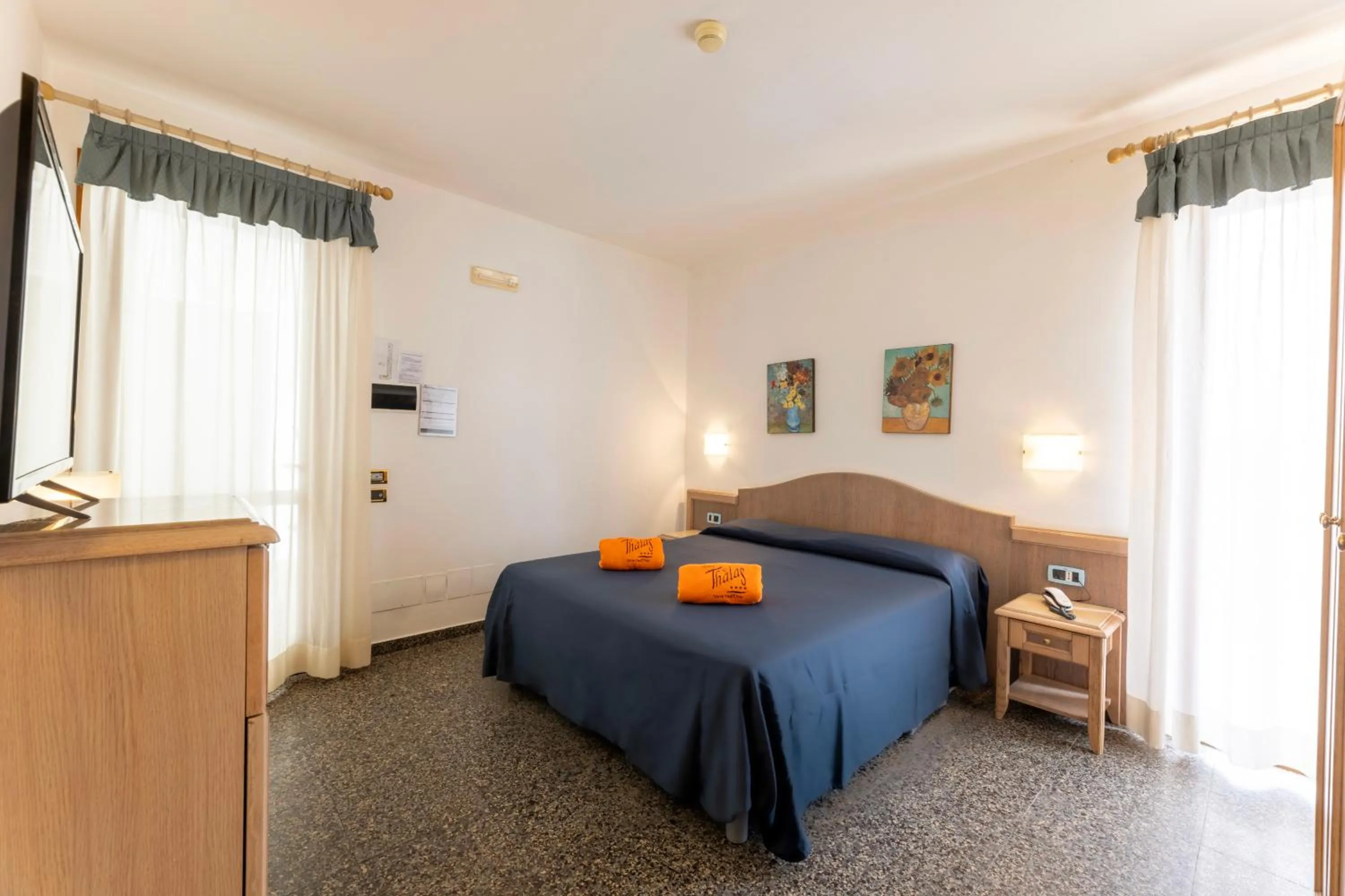 View (from property/room), Bed in Hotel Thàlas Club