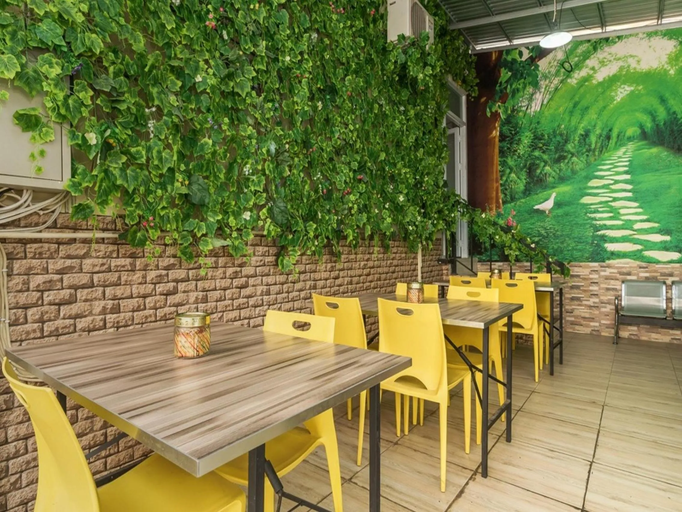 Restaurant/places to eat in RedDoorz at Tara Homestay Palembang