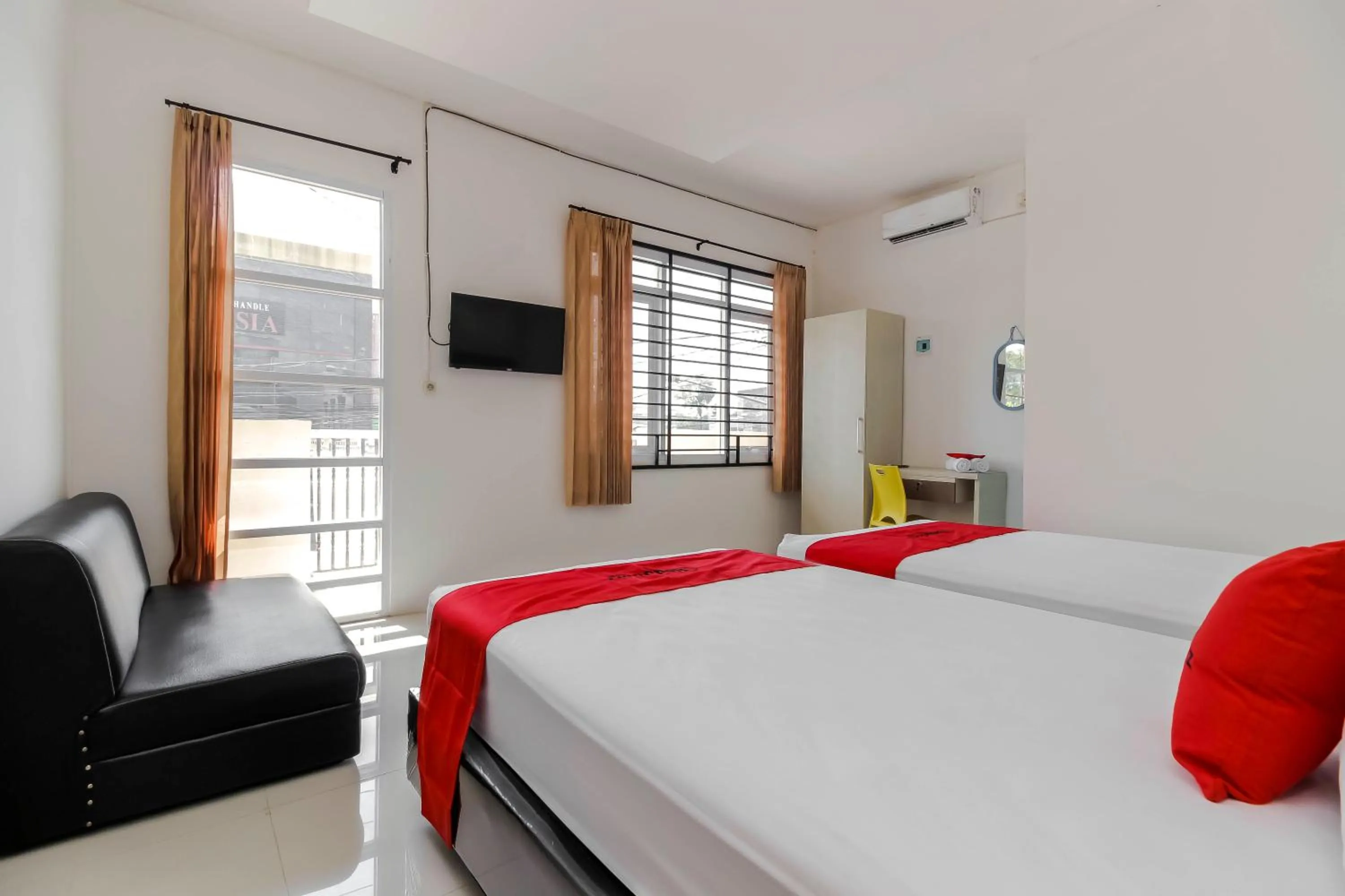 Bedroom, Bed in RedDoorz at Tara Homestay Palembang
