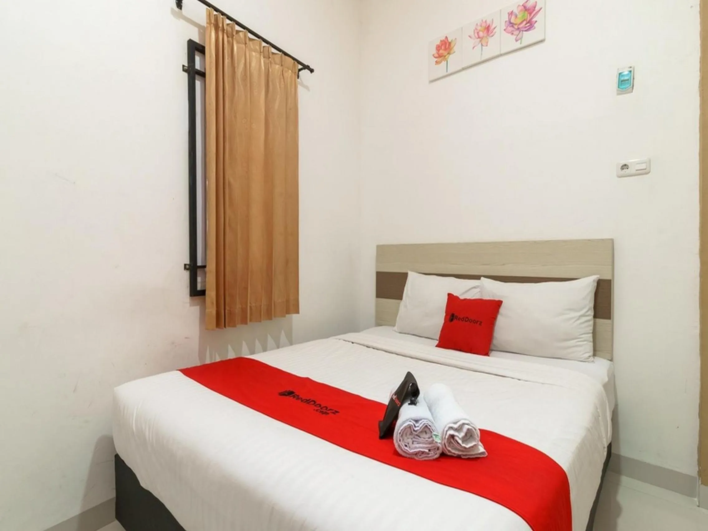 Bedroom, Bed in RedDoorz at Tara Homestay Palembang