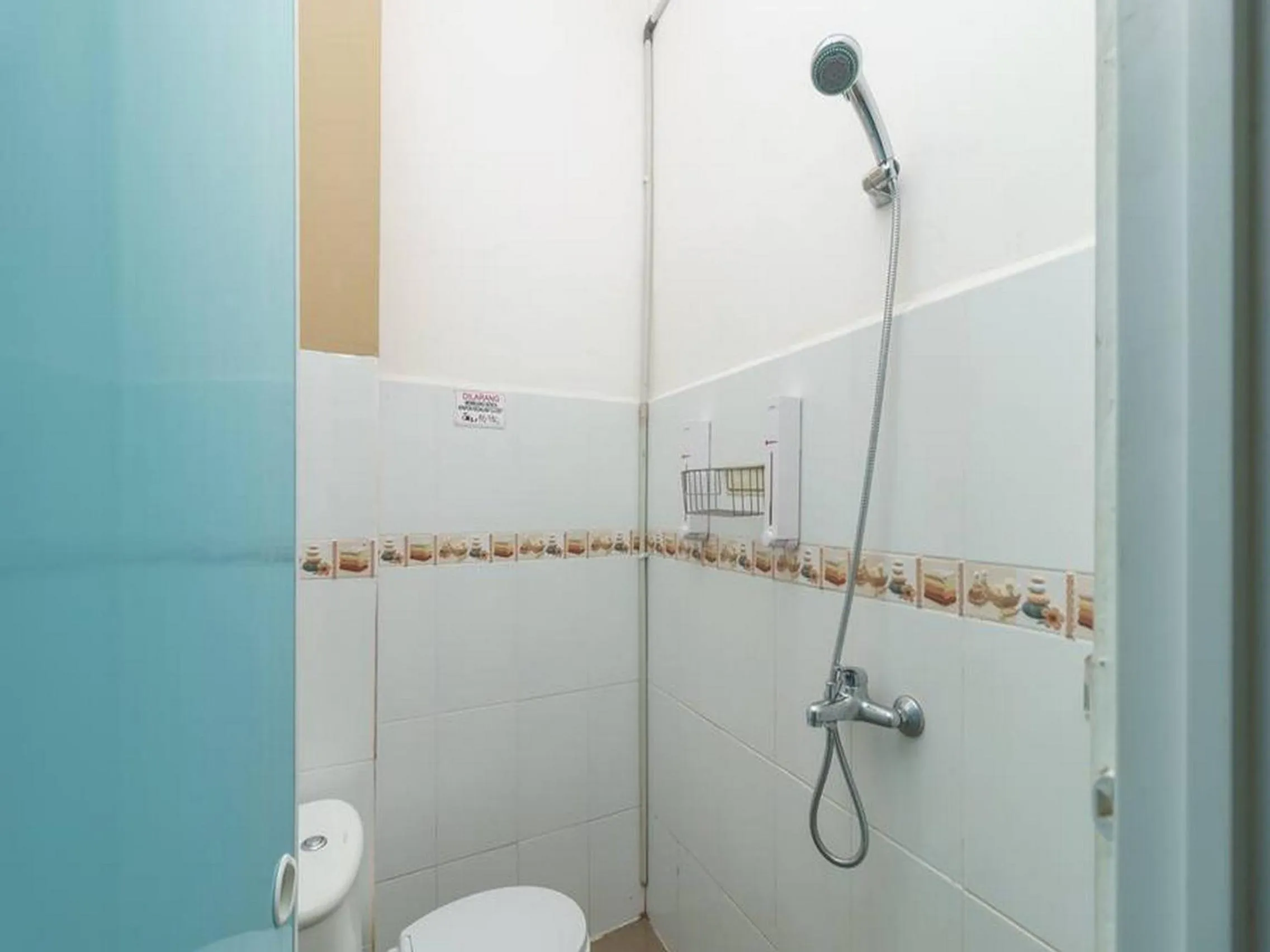 Bathroom in RedDoorz at Tara Homestay Palembang