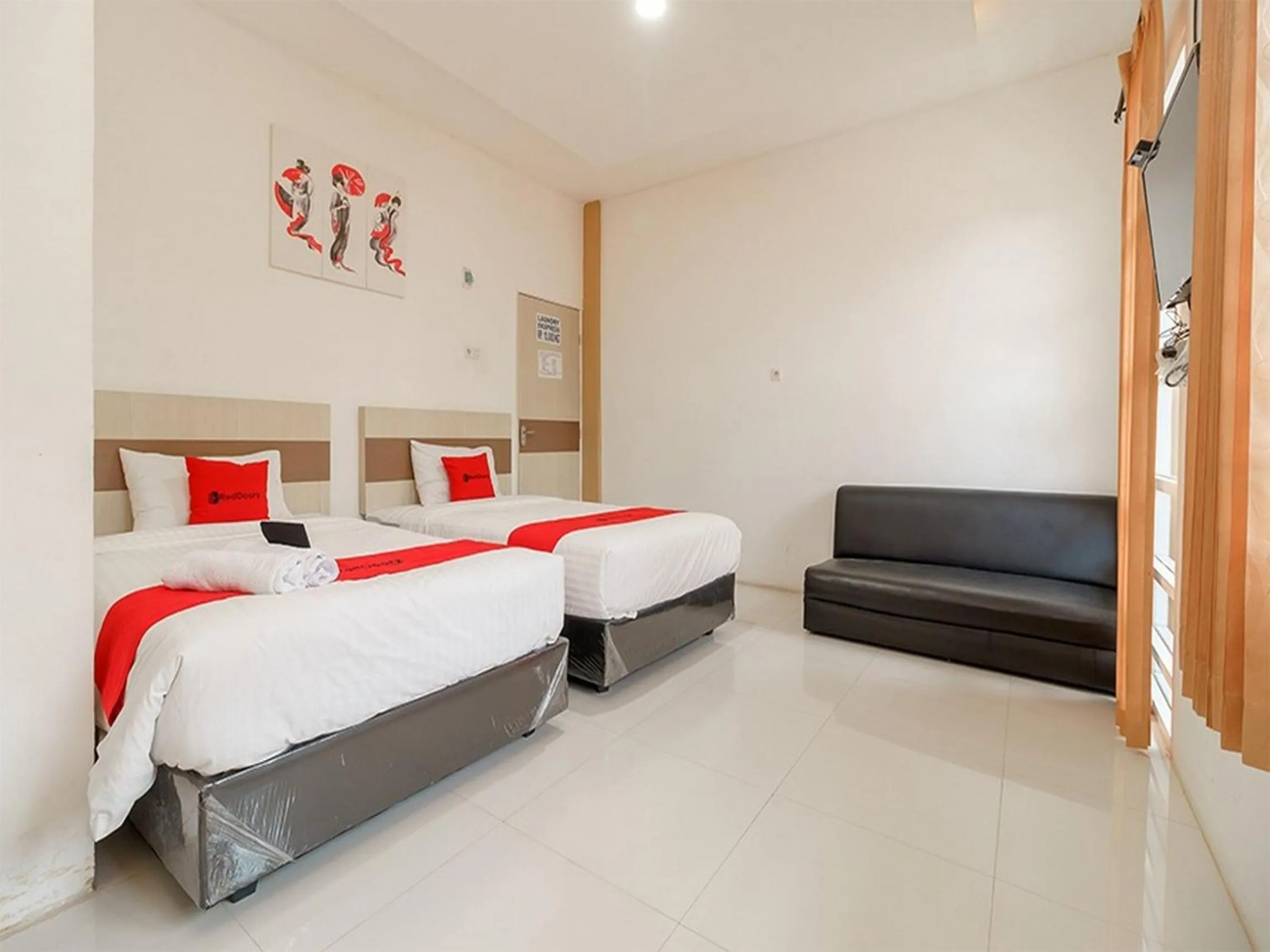 Bedroom, Bed in RedDoorz at Tara Homestay Palembang