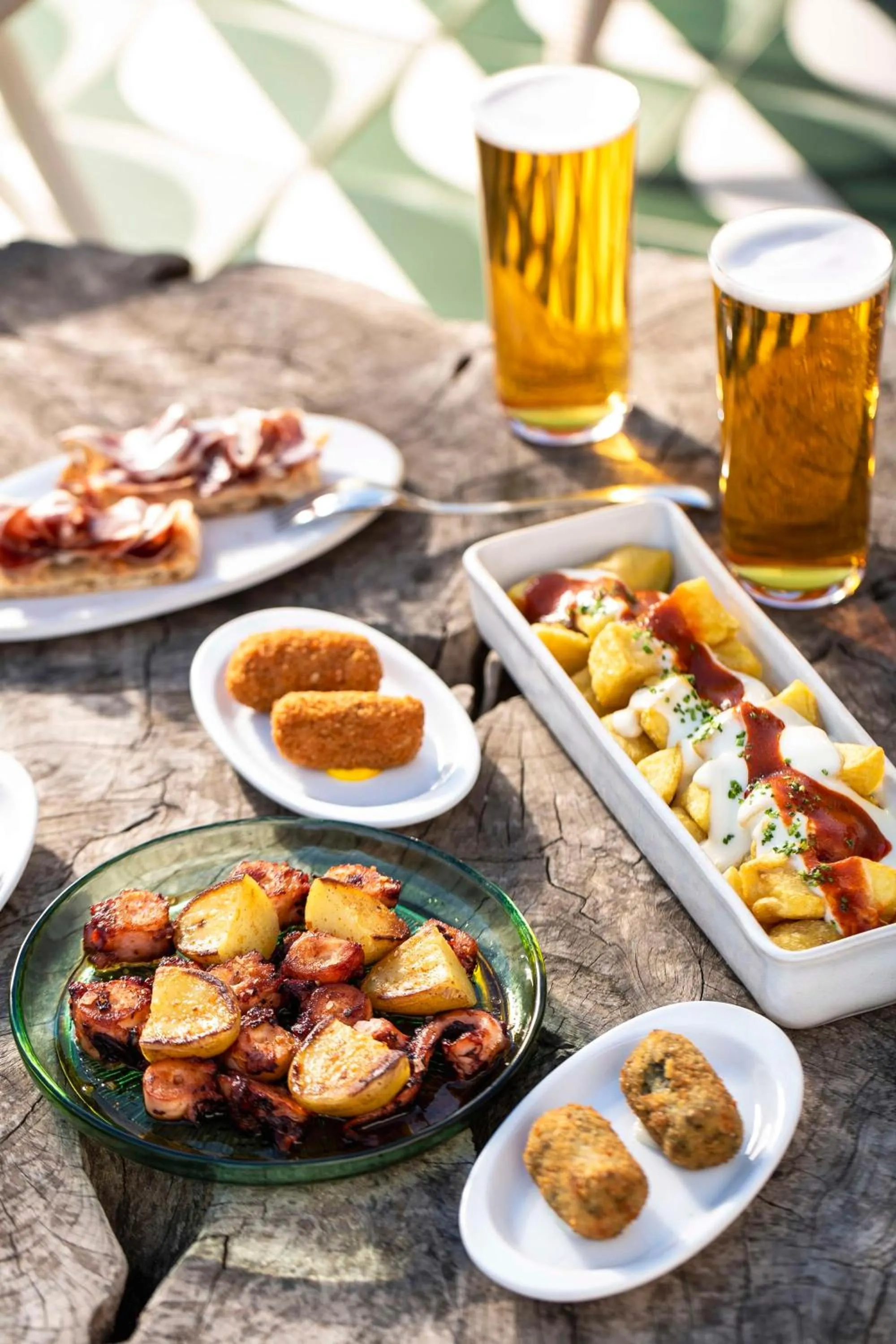 Lounge or bar in Radisson Blu 1882 Hotel, Barcelona Sagrada Familia