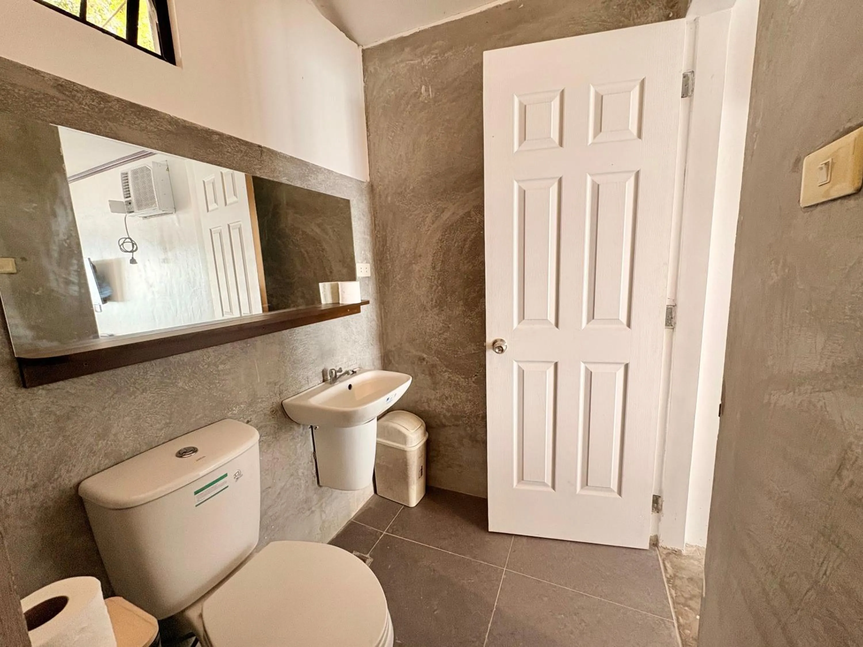 Toilet in Villa Milagros Dive Inn Anilao