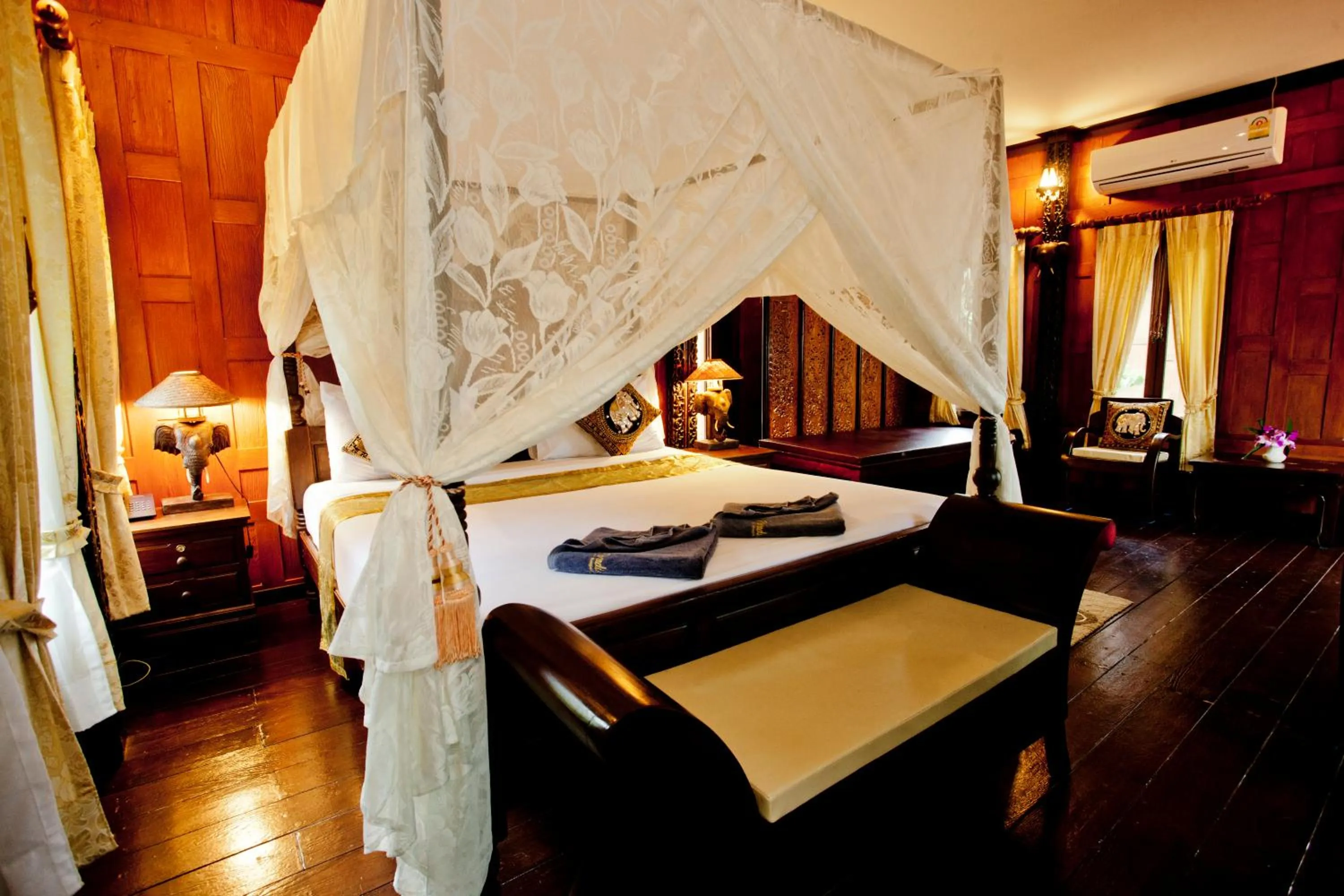 Bed in Paradise Pearl Bungalows