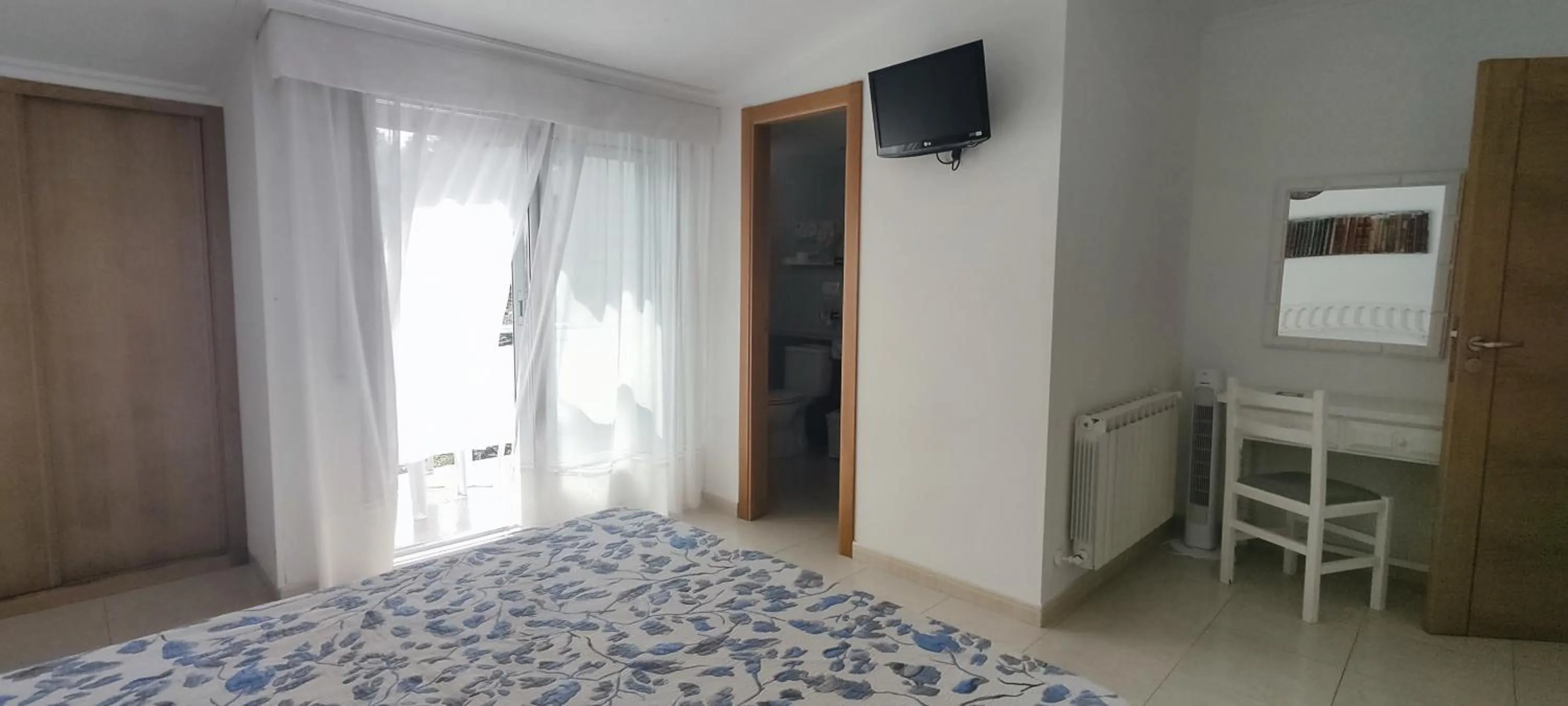 Photo of the whole room in Hotel Estrella del Mar