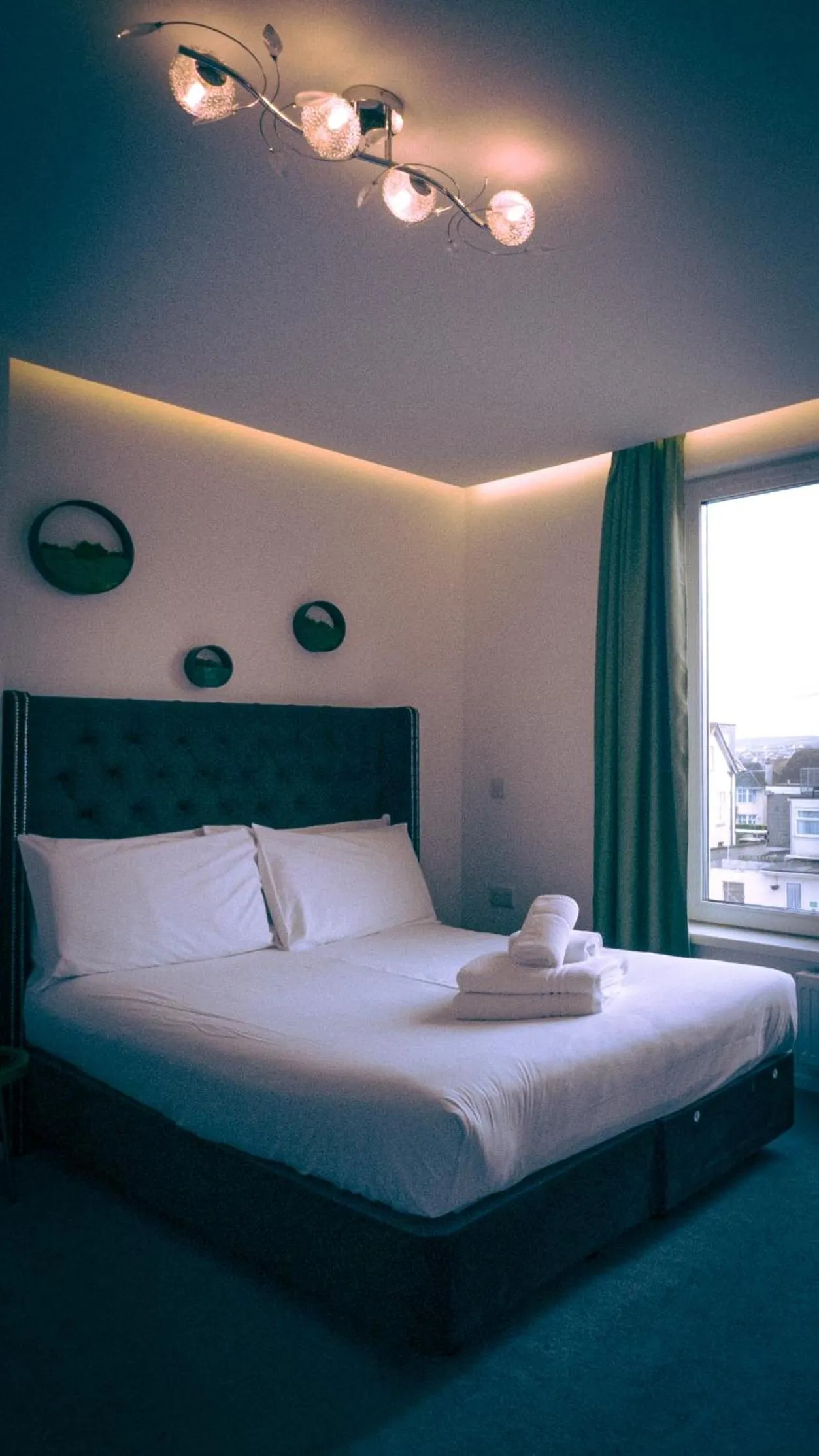 Bedroom, Bed in OYO Newquay Beach Hotel