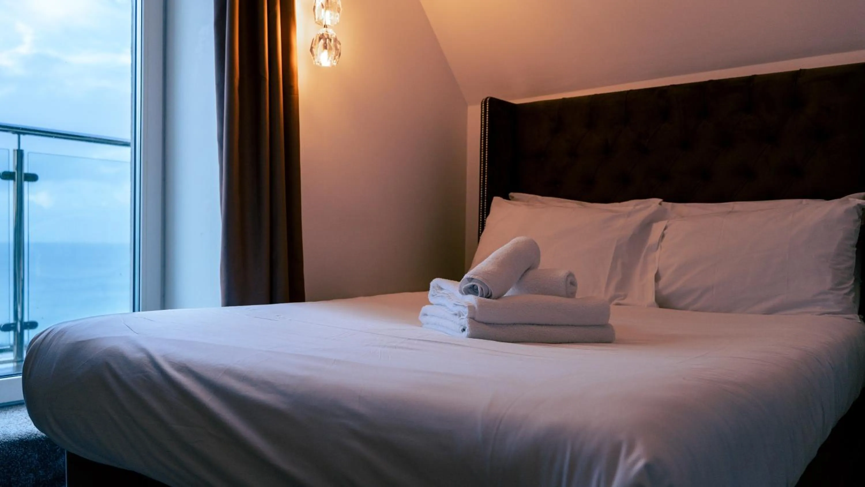 Bedroom, Bed in OYO Newquay Beach Hotel