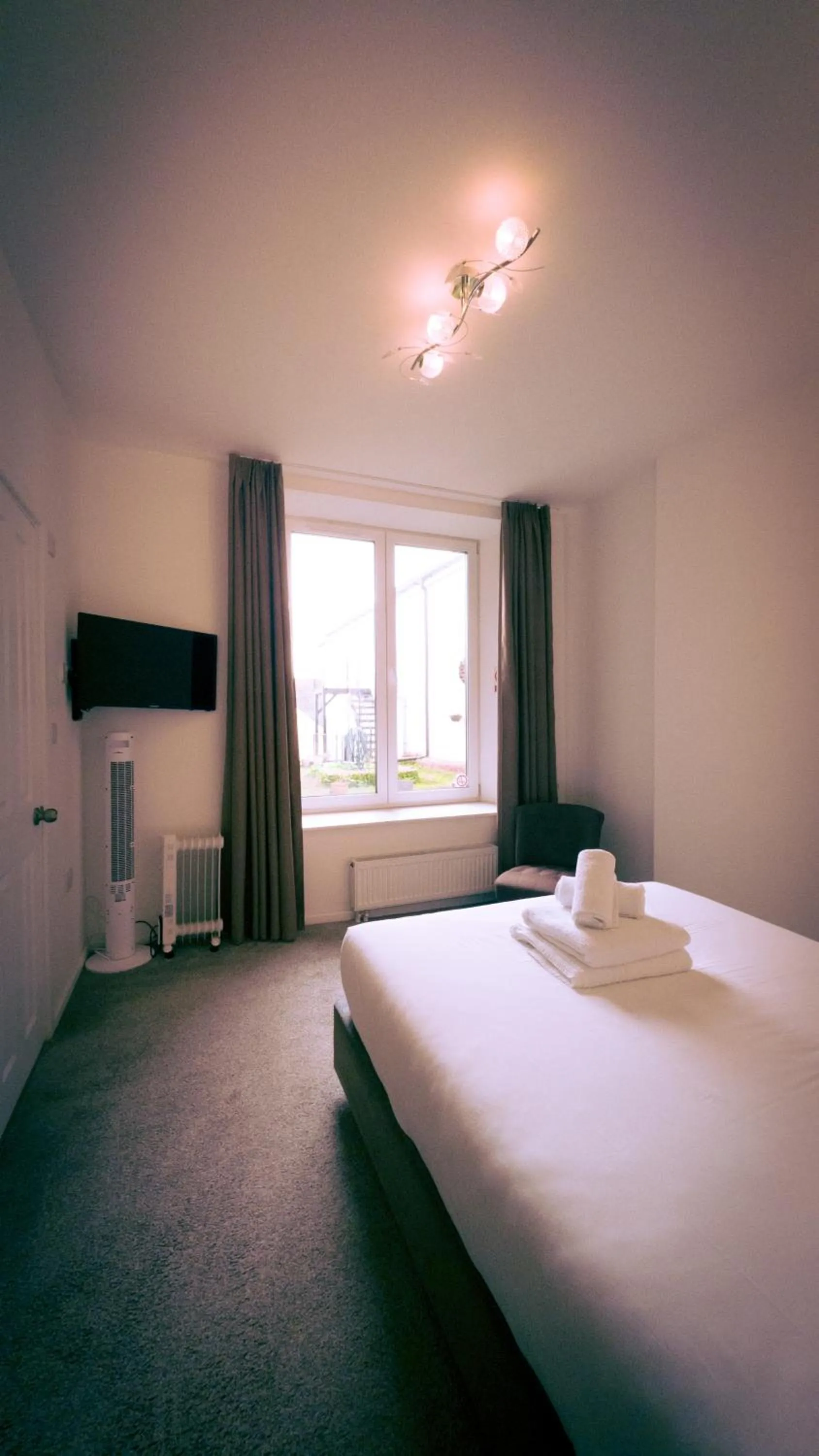 Bedroom, Bed in OYO Newquay Beach Hotel