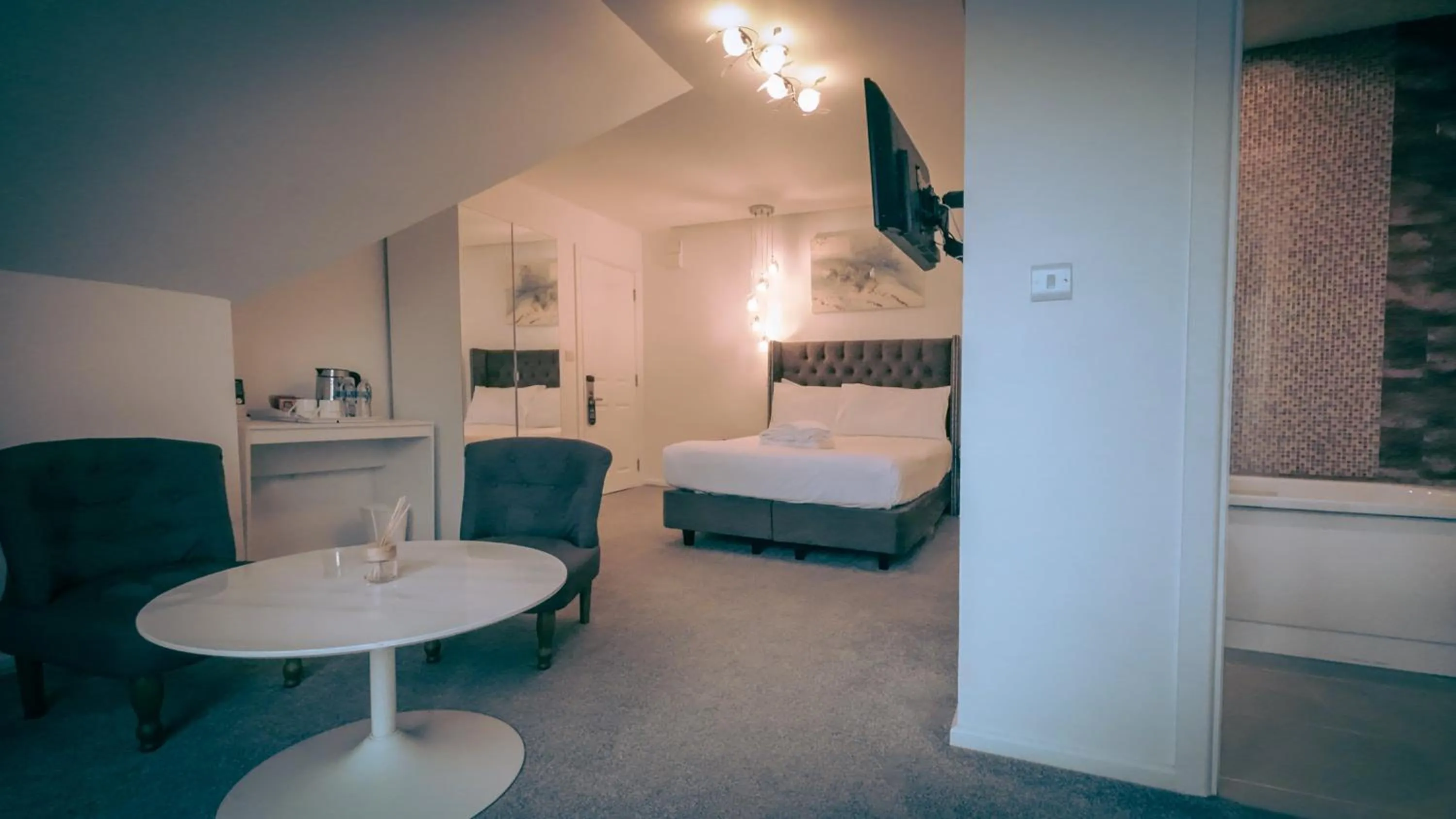 Bedroom, Bed in OYO Newquay Beach Hotel