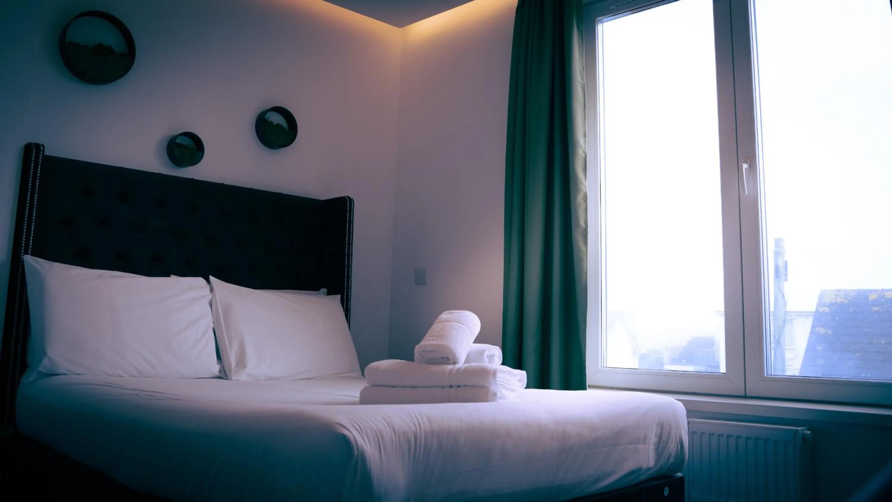 Bedroom, Bed in OYO Newquay Beach Hotel