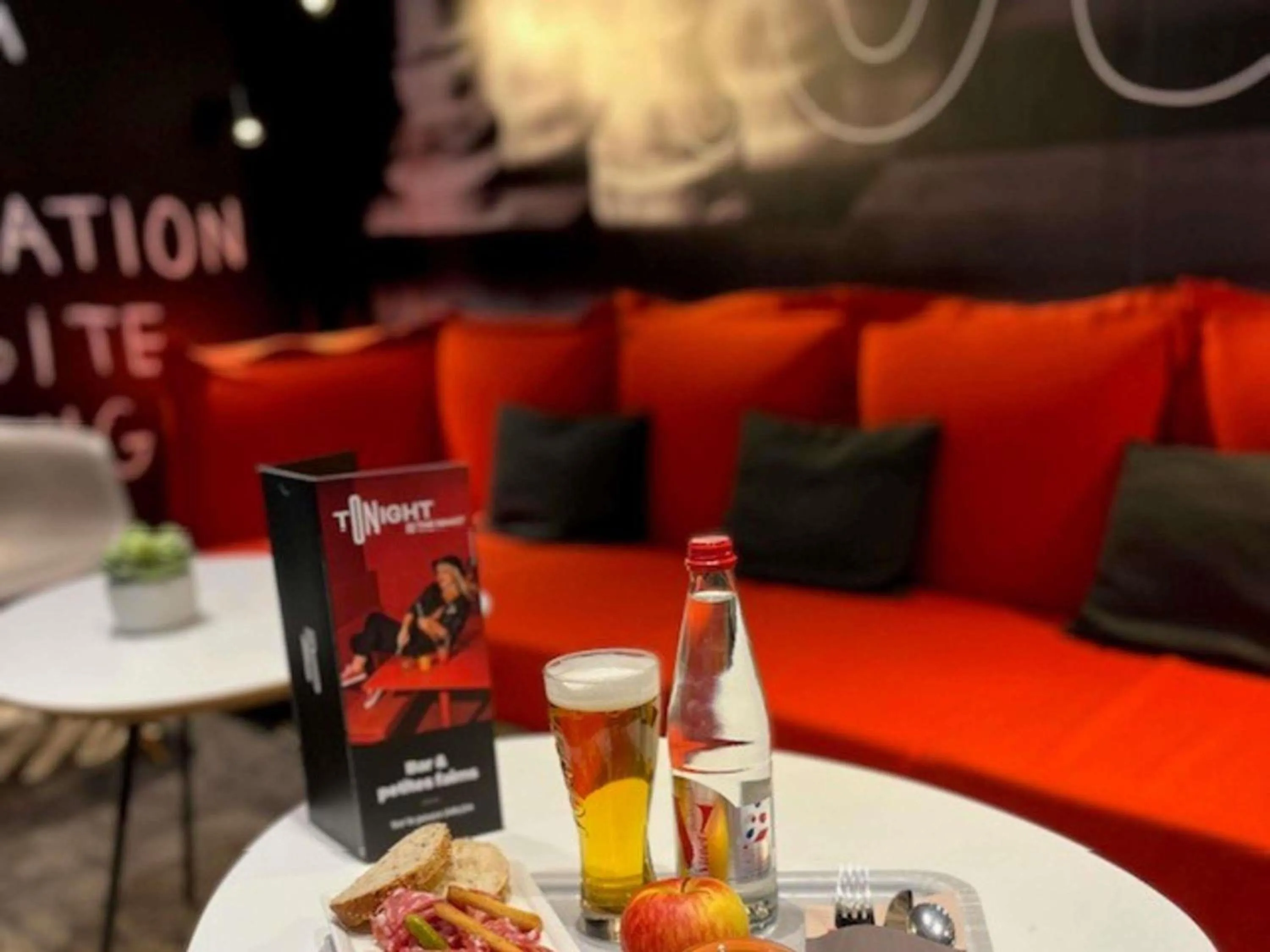 Lounge or bar in ibis Alençon