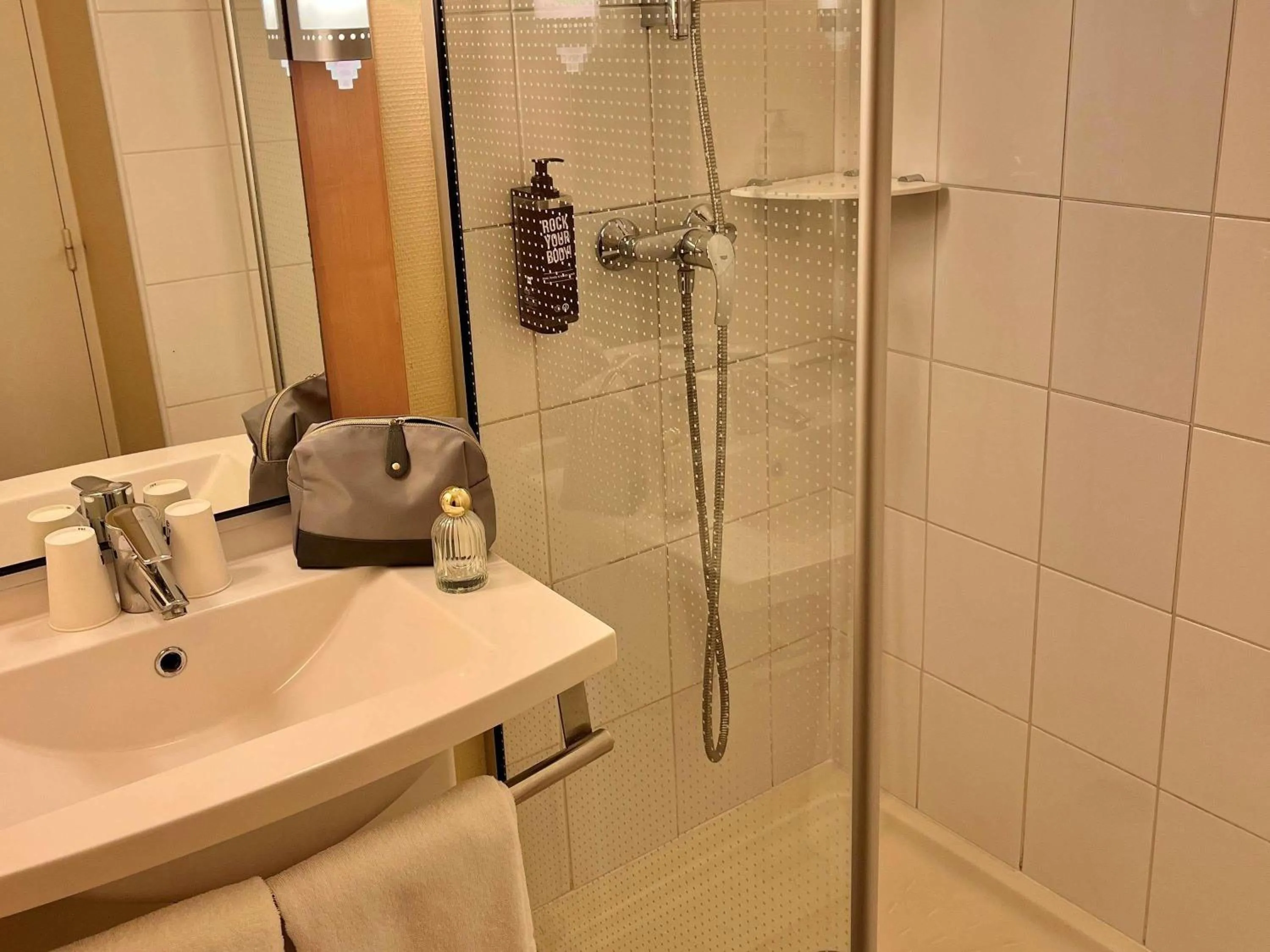 Bedroom in ibis Alençon