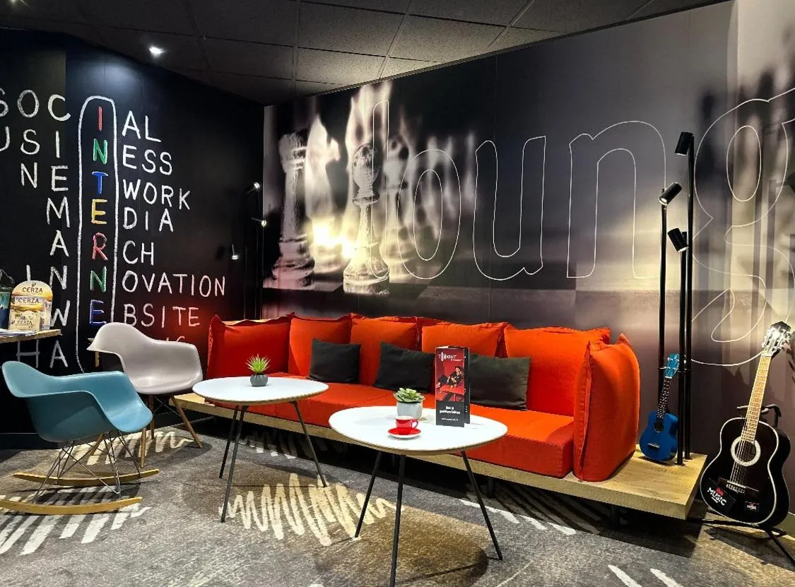 Seating area in ibis Alençon