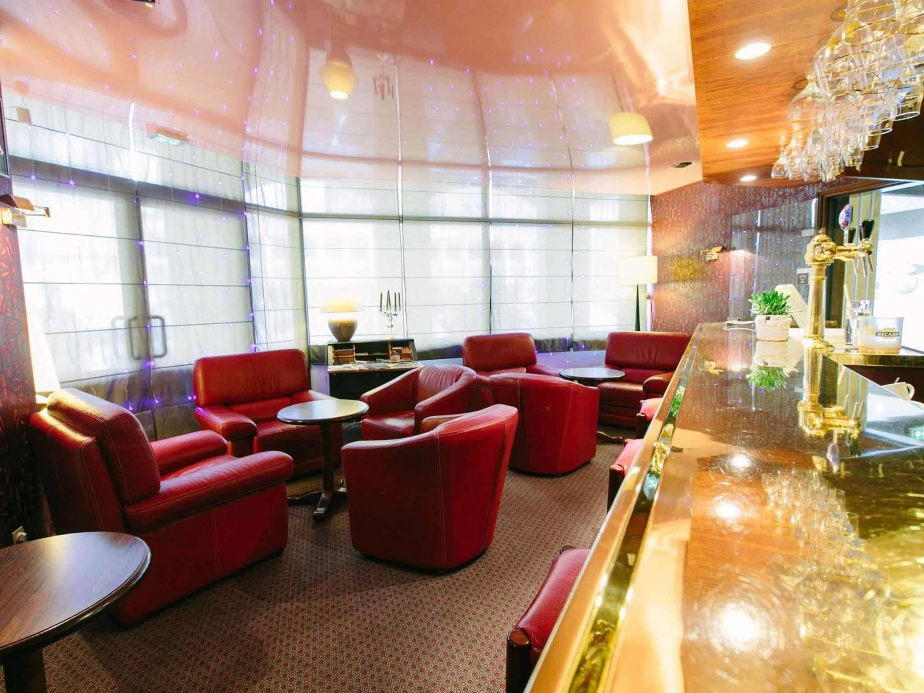 Lounge or bar in ibis Alençon