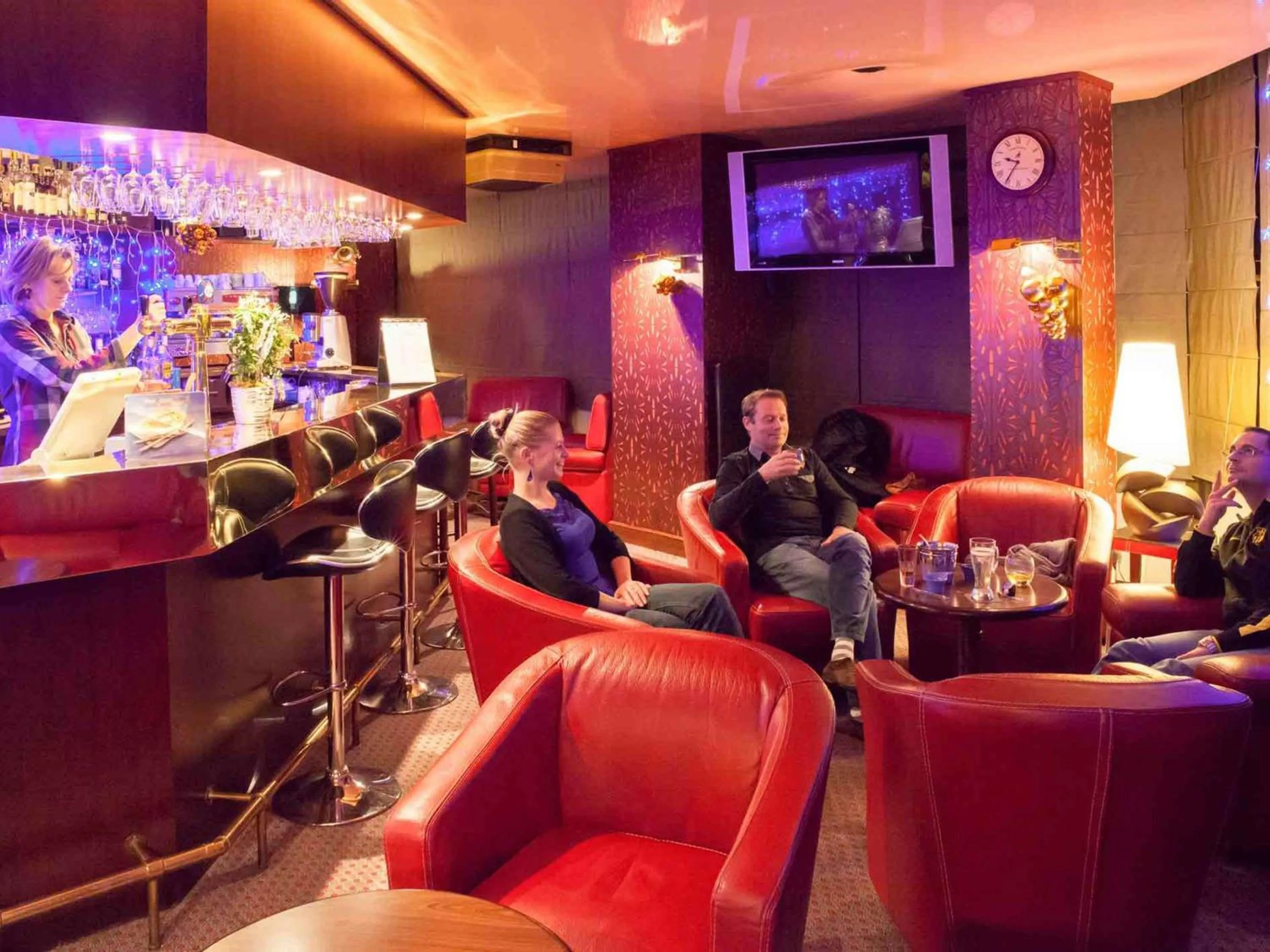 Lounge or bar in ibis Alençon