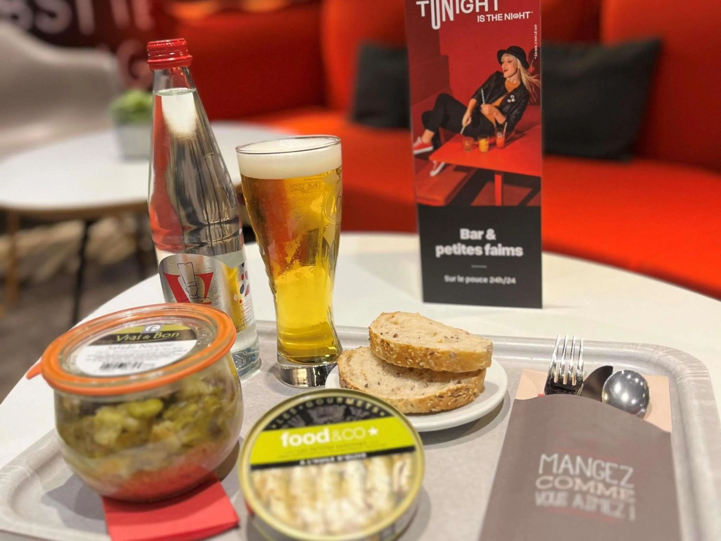 Lounge or bar in ibis Alençon