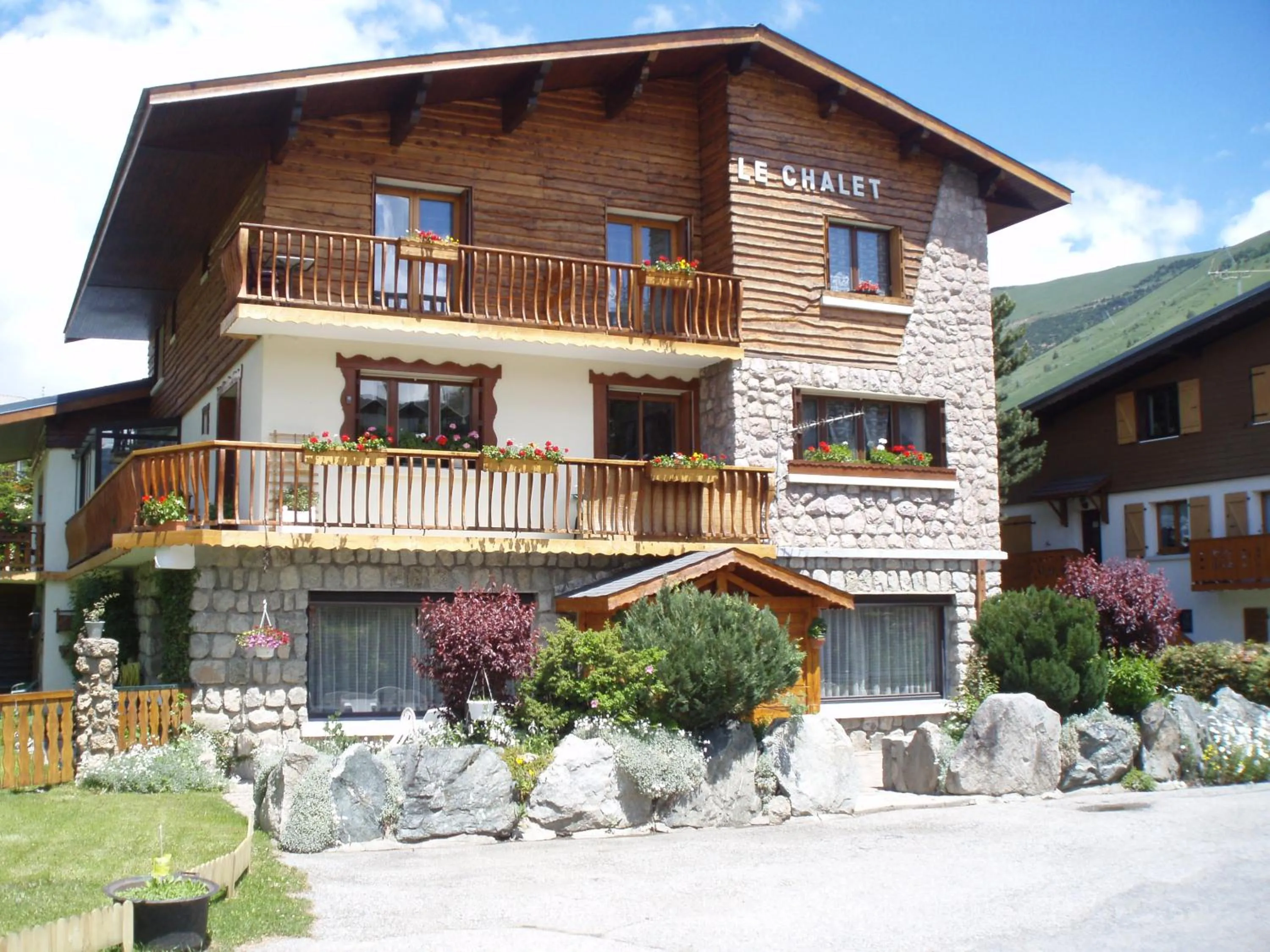 Property building in Le Chalet