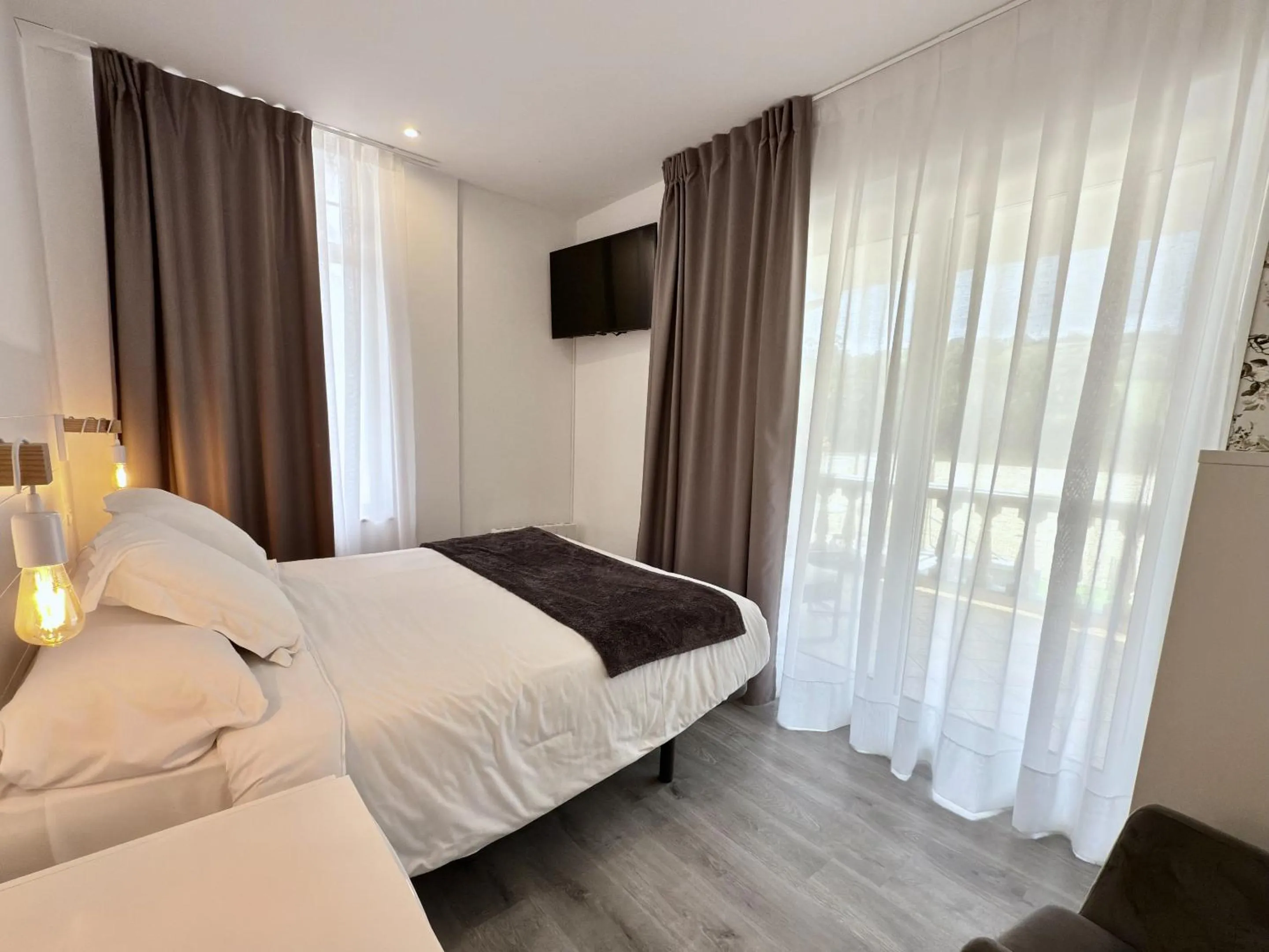 Bathroom, Bed in Hotel SanMar