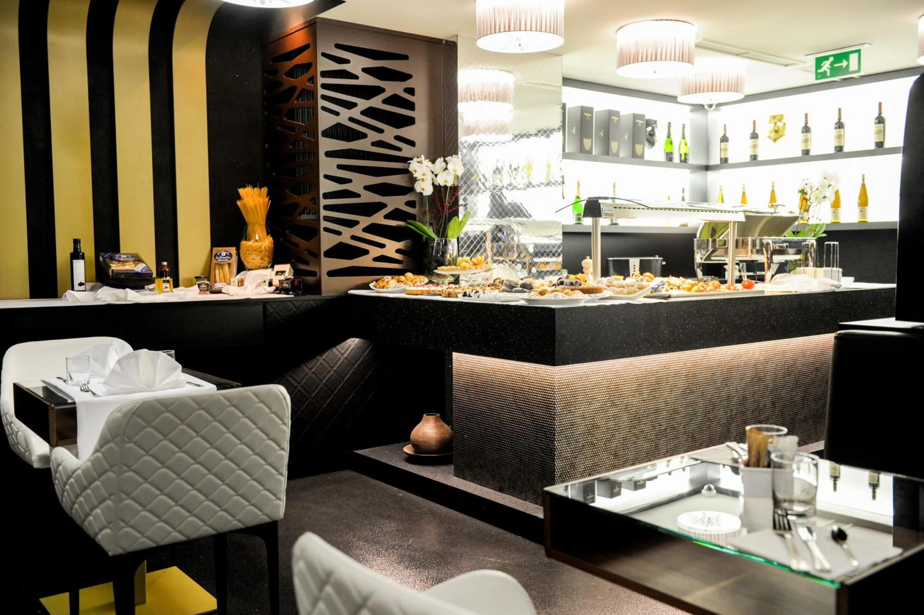 Restaurant/places to eat in Myo Hotel Mysterius