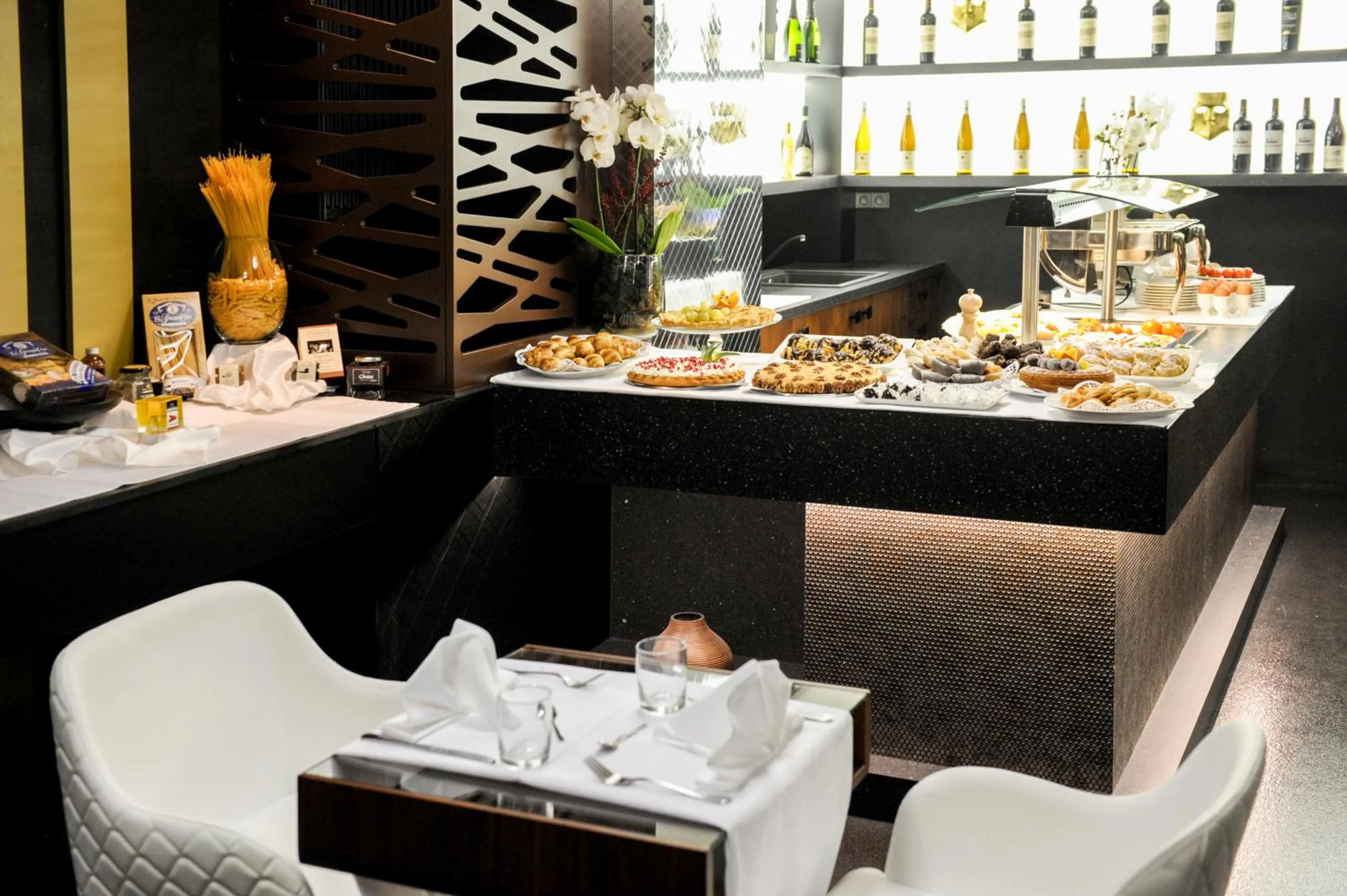 Restaurant/places to eat in Myo Hotel Mysterius