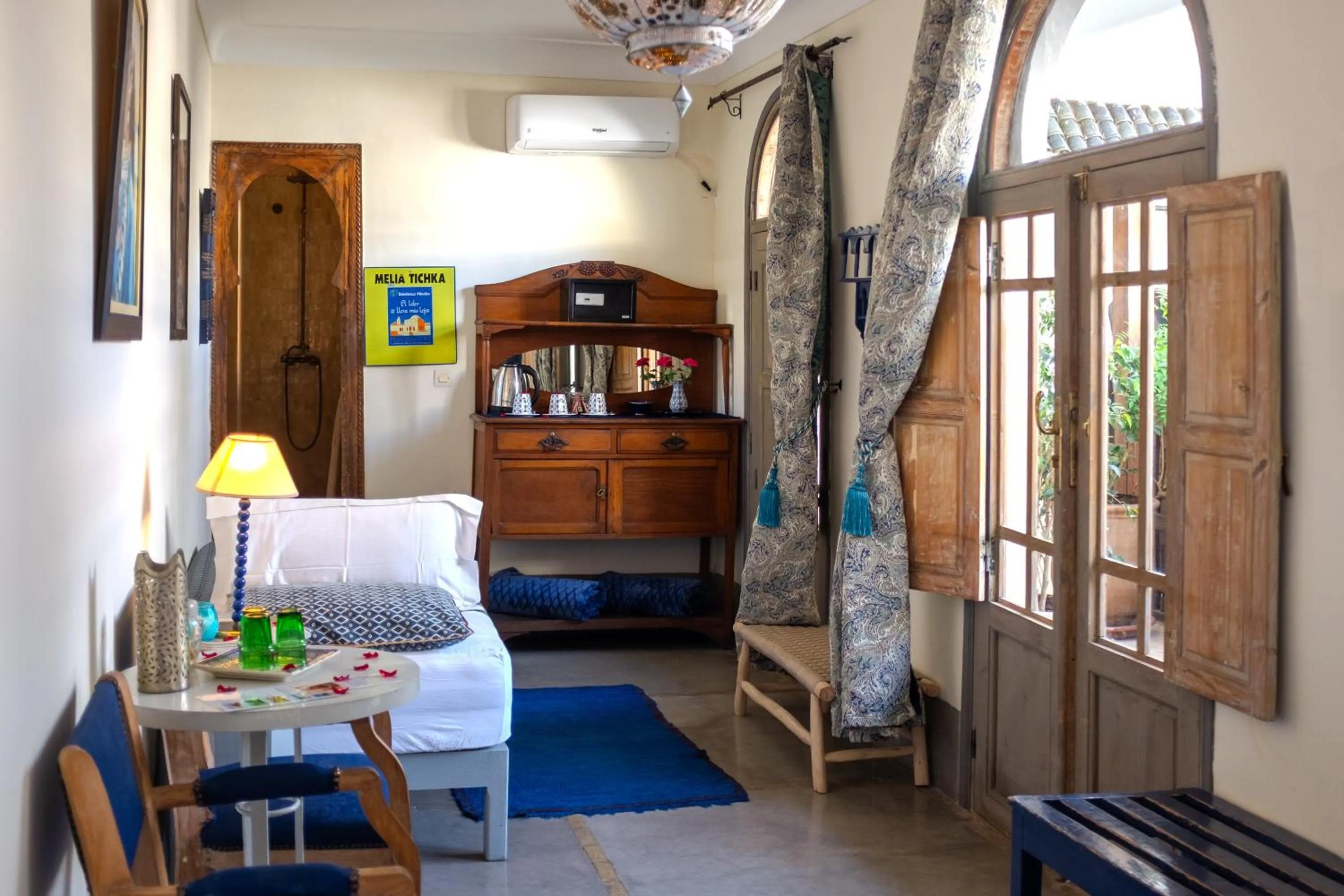 Photo of the whole room, Bed in Riad Le Coq Berbère