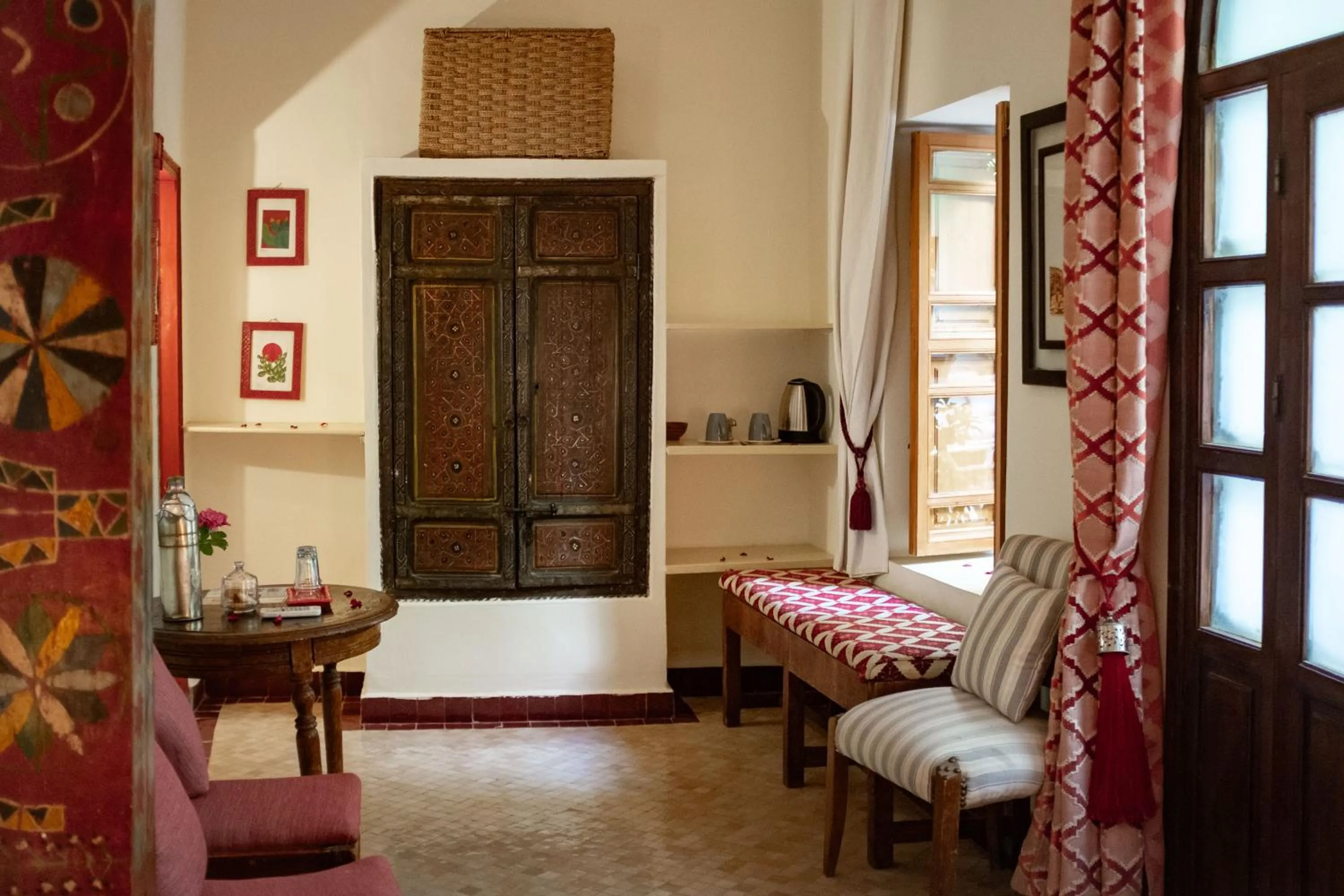 Photo of the whole room, Bed in Riad Le Coq Berbère