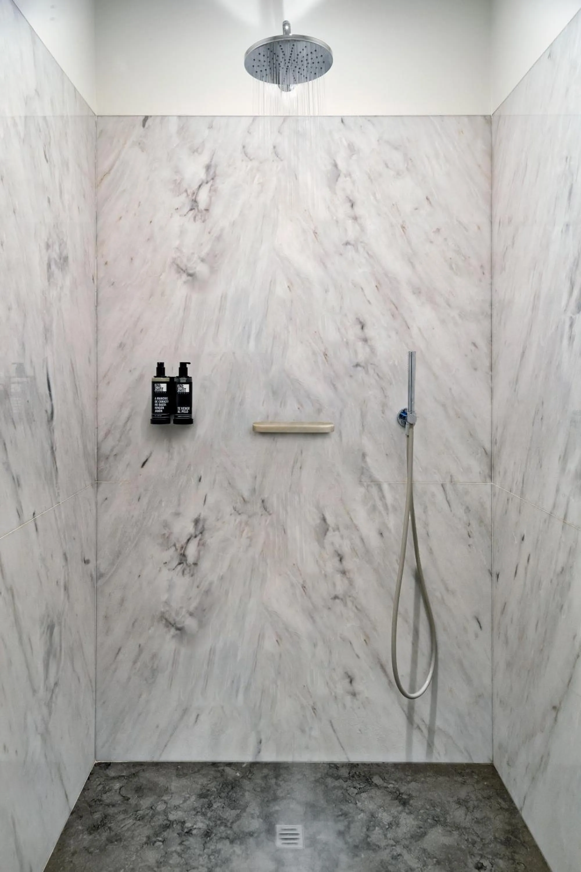 Shower in One Shot Aliados Goldsmith